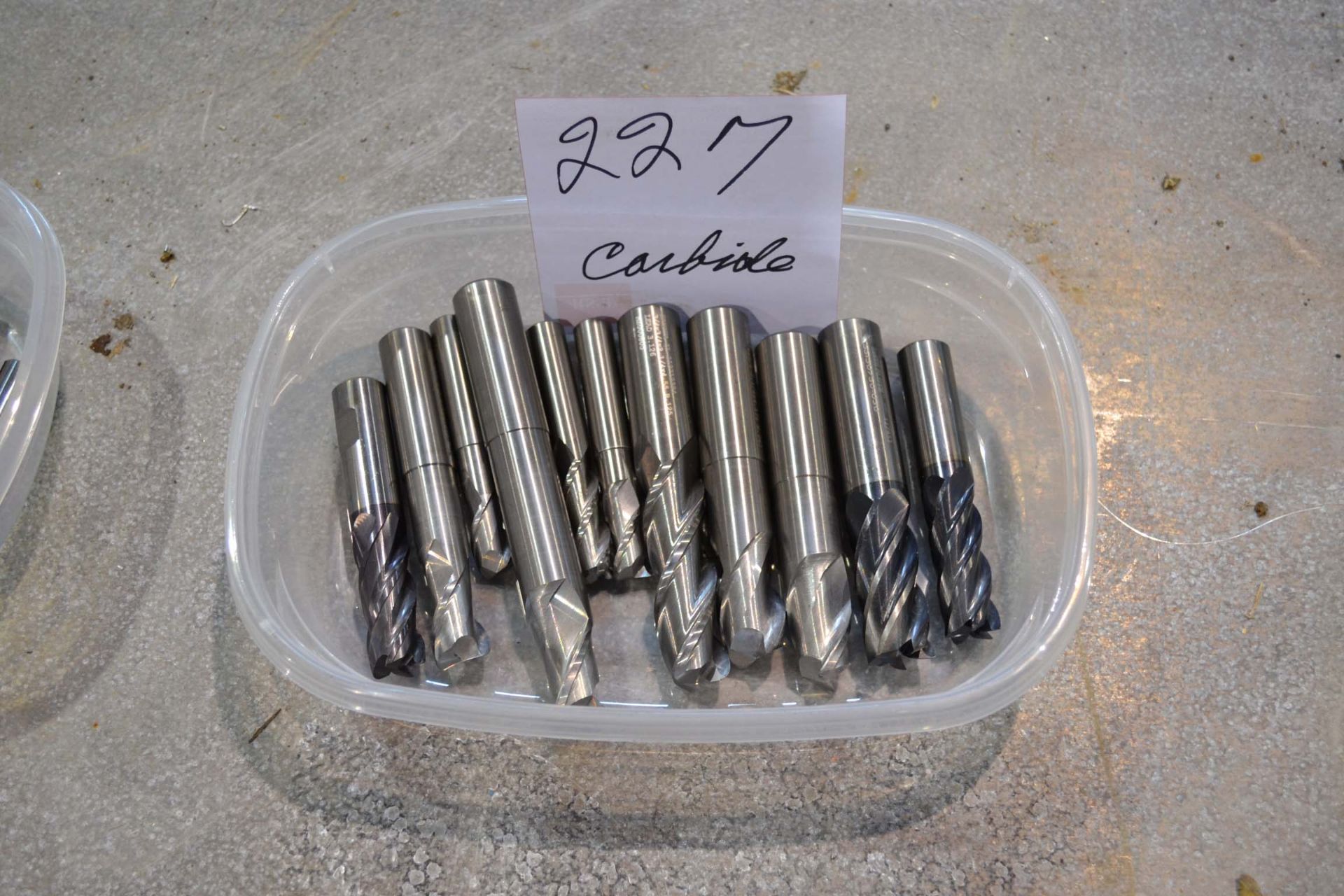 LOT OF CARBIDE END MILLS (LOCATED IN VAUDREUIL, QC)