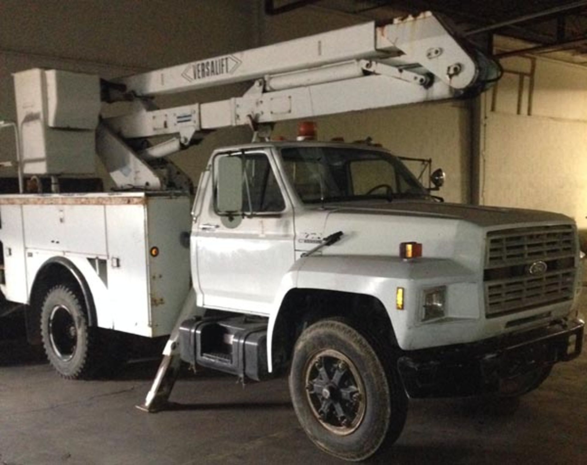 1987 F-700 BUCKET TRUCK. 112,000 MILES. 6.6 LITER DIESEL ENGINE, AUTOMATIC TRANSMISSION, VERSALIFT - Image 2 of 2