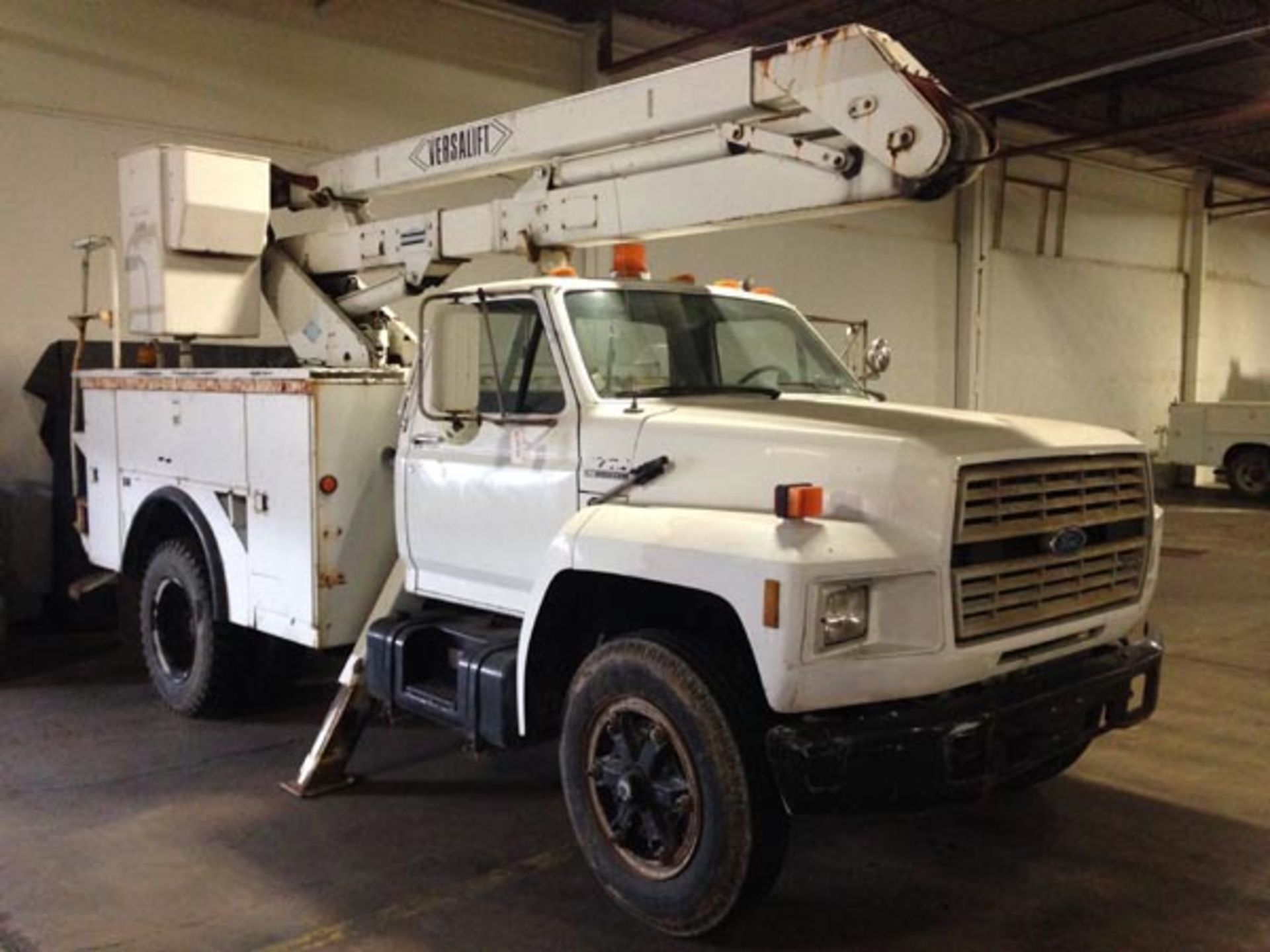 1987 F-700 BUCKET TRUCK. 112,000 MILES. 6.6 LITER DIESEL ENGINE, AUTOMATIC TRANSMISSION, VERSALIFT