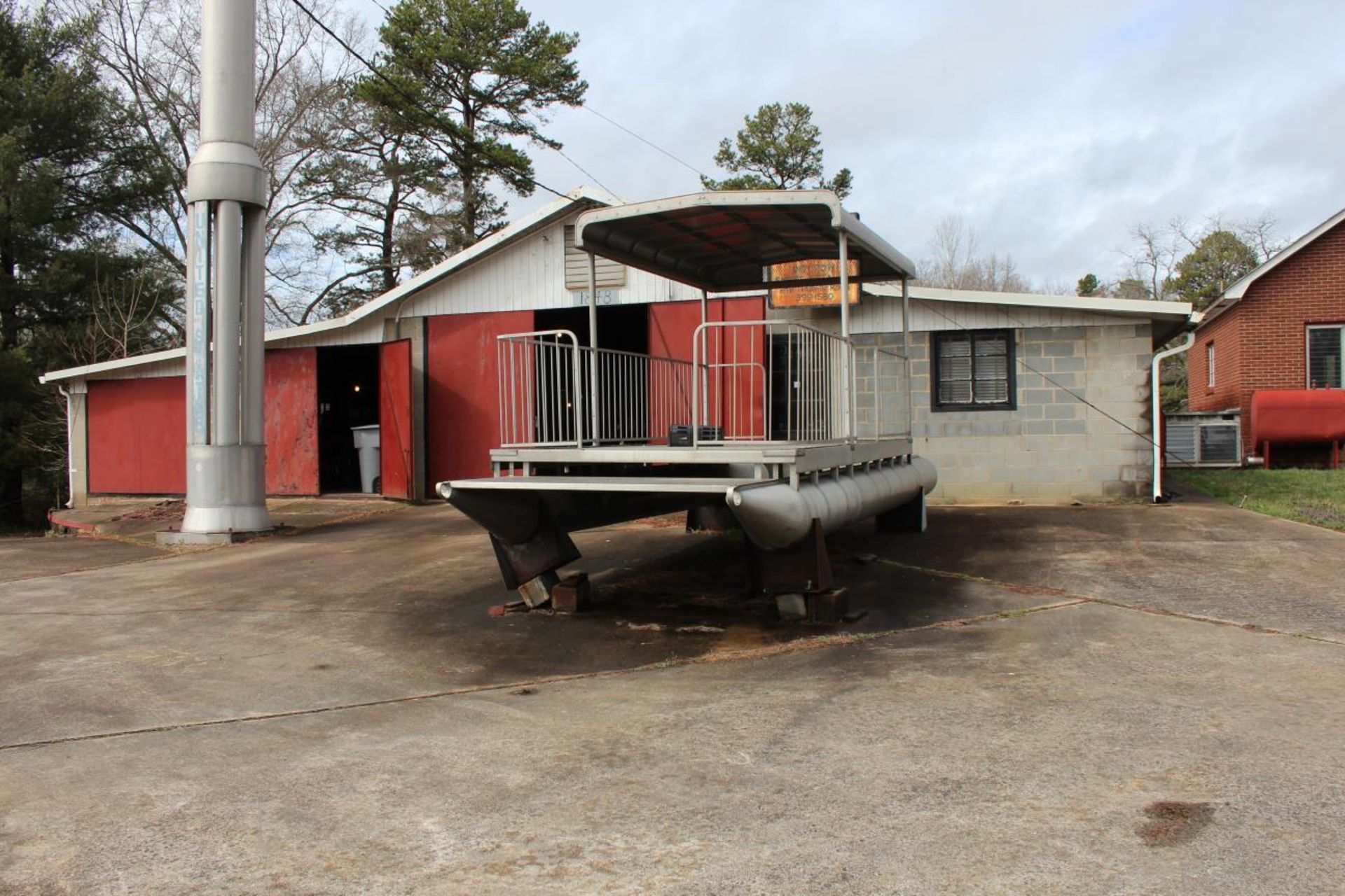 23' Aluminum, Shop Made Pontoon Boat  Deck 16' x 8', Overall Height 10' - Image 4 of 6