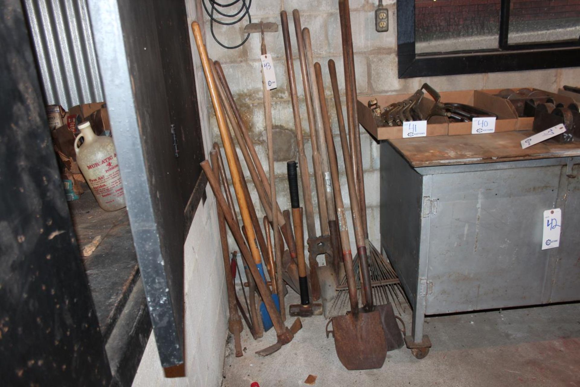 yard Tools(Shovels, Hoes, Picks, Rakes)
