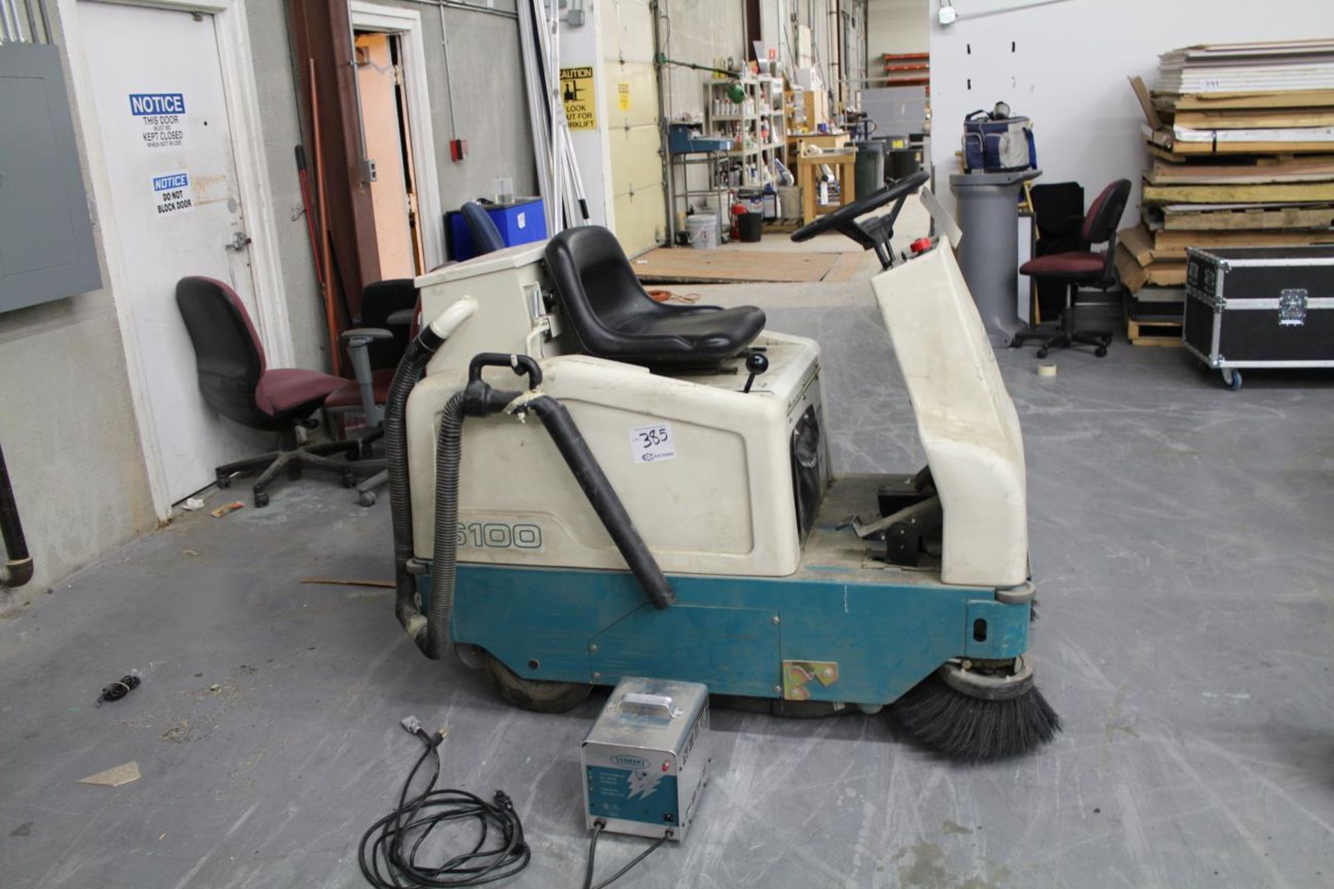 Tennant 6100 Electric Floor Sweeper (video) 36V, 1675lbs, 32" Wide, Tennant SCR362017 Charger 36v/ - Image 3 of 6