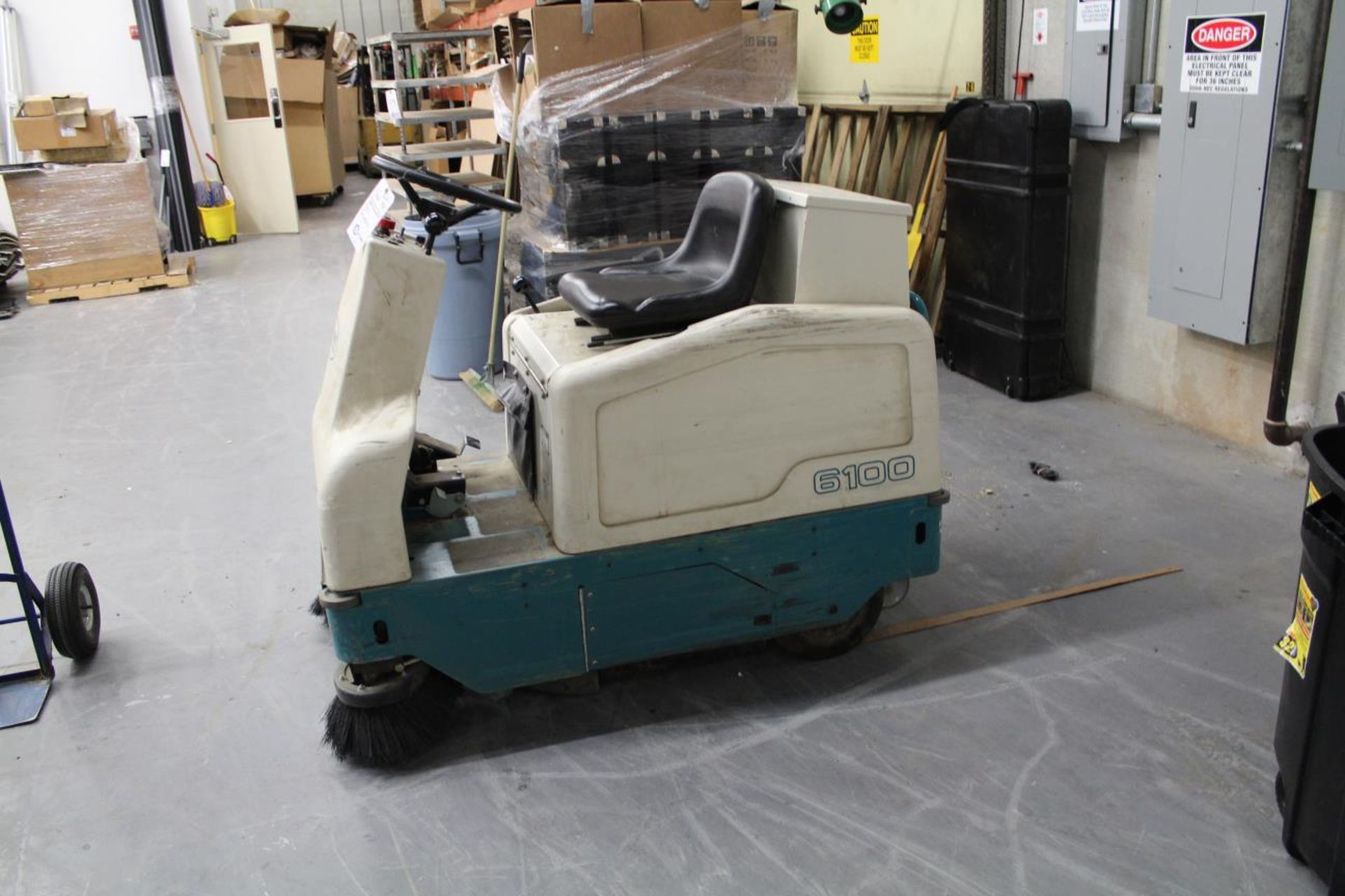 Tennant 6100 Electric Floor Sweeper (video) 36V, 1675lbs, 32" Wide, Tennant SCR362017 Charger 36v/ - Image 2 of 6