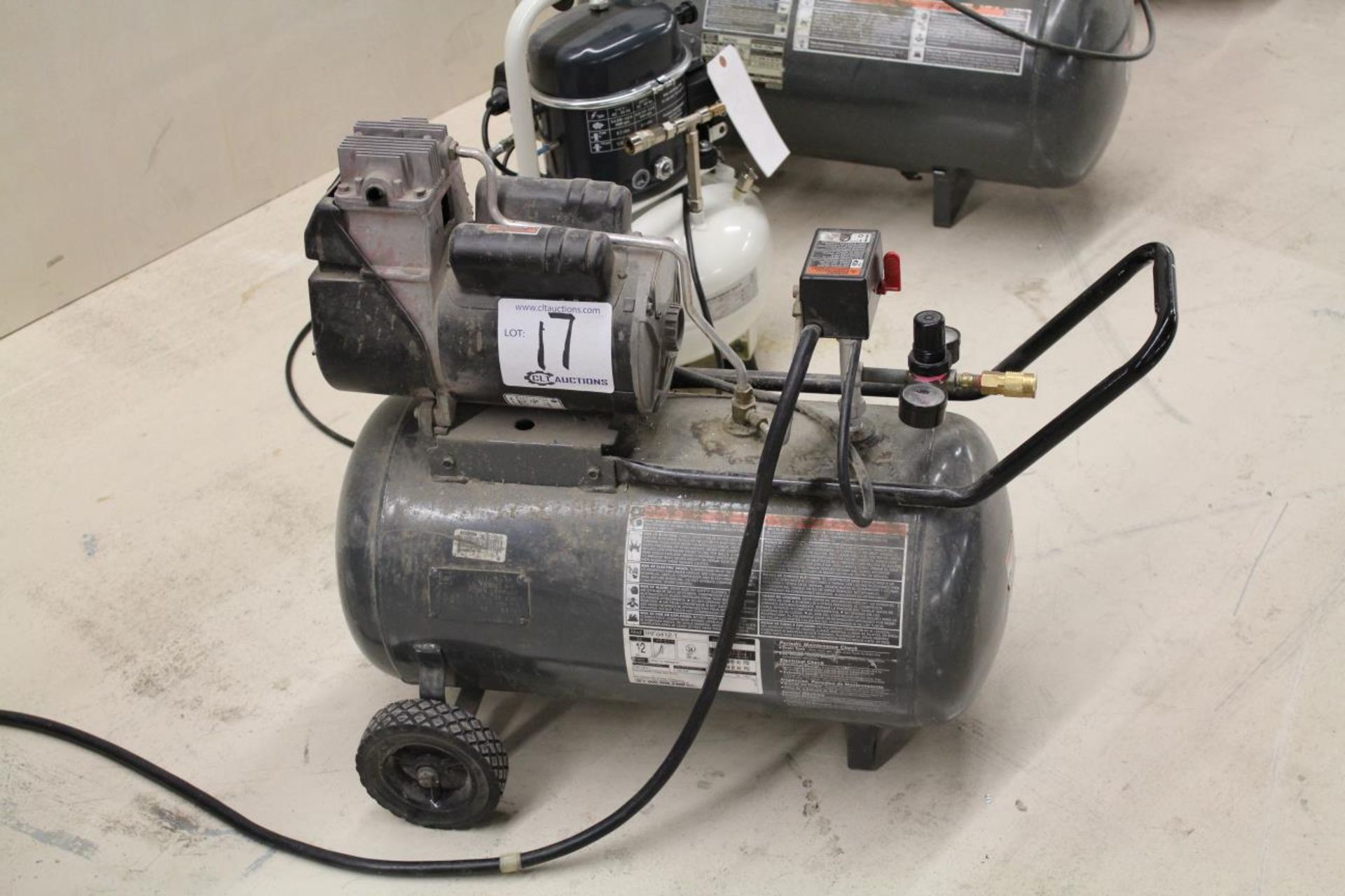 DeVILBISS IR84121 12-Gallon Air Compressor 1 Cyl/4hp/120v