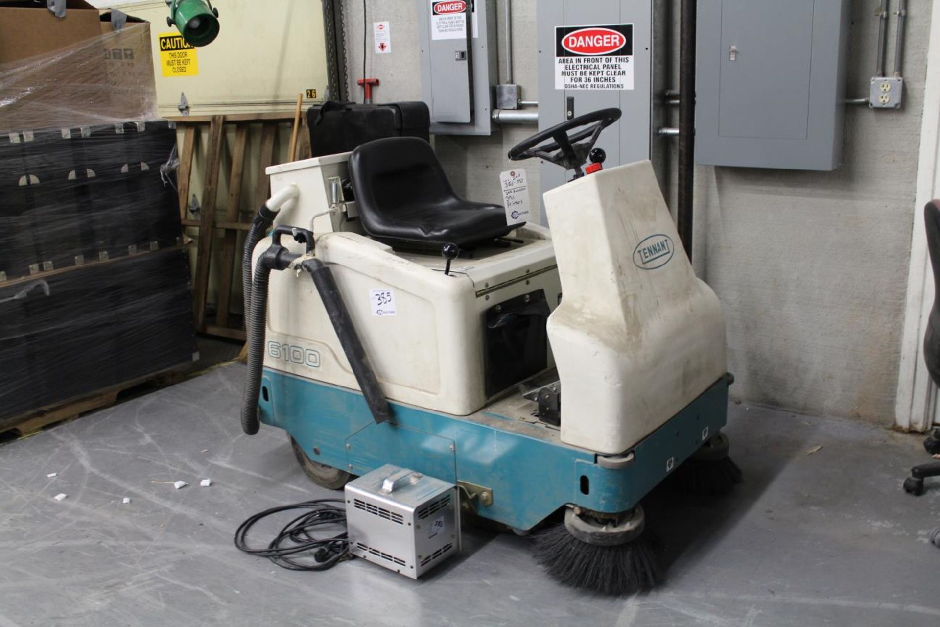 Tennant 6100 Electric Floor Sweeper (video) 36V, 1675lbs, 32" Wide, Tennant SCR362017 Charger 36v/