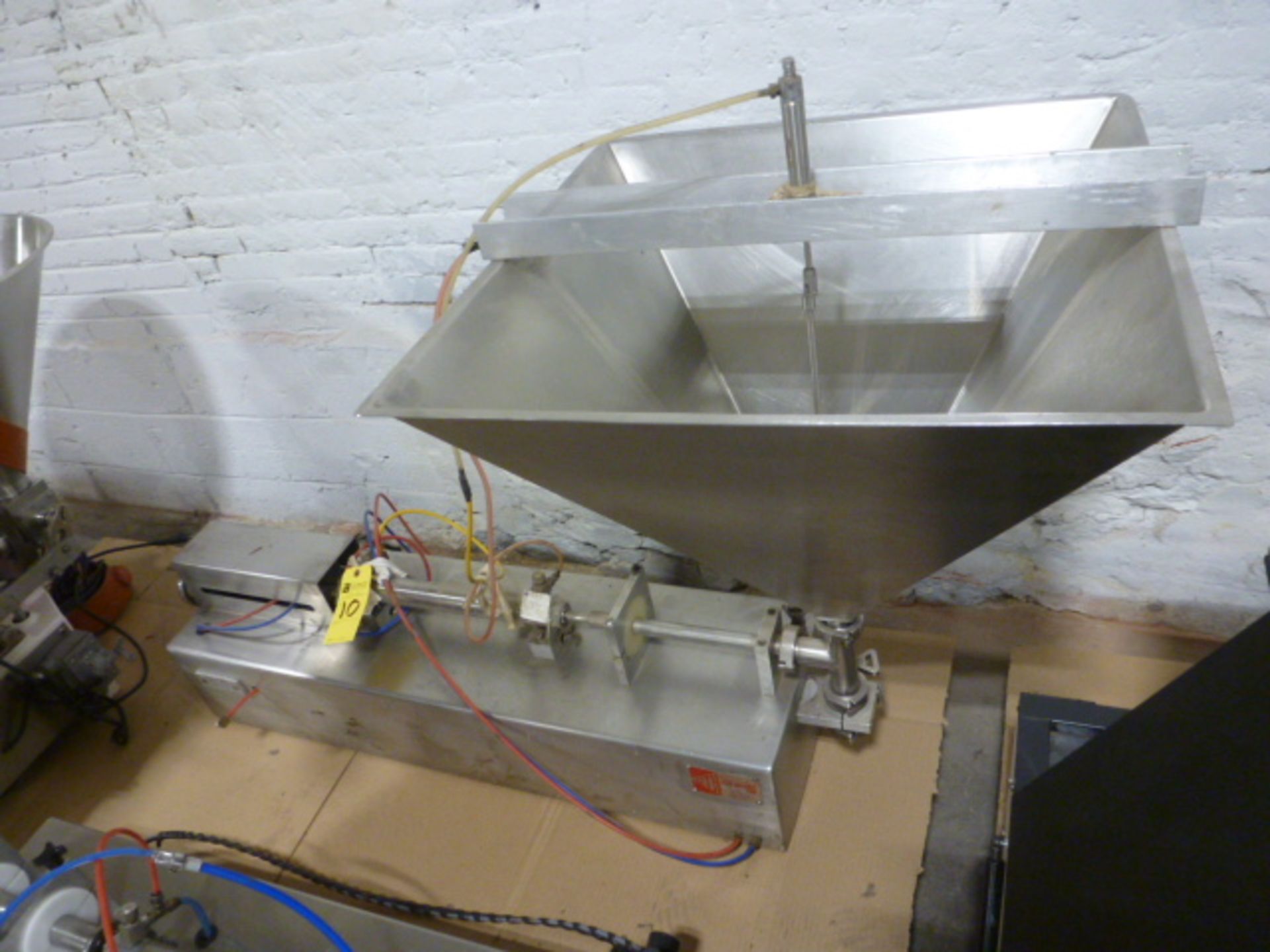 Stainless Steel Table Top Liquid Filling Machine w/Hopper