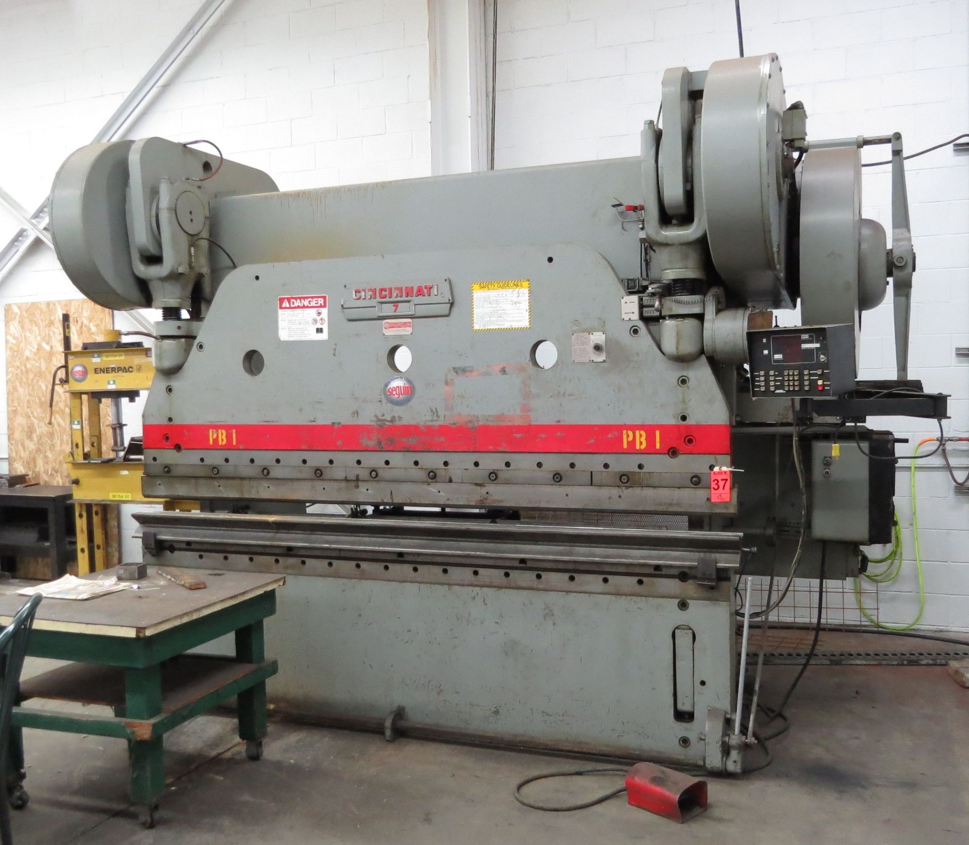 Cincinnati Series 7 Press brake, 12'x175 Ton,w/Digital read out controller (dies not included)