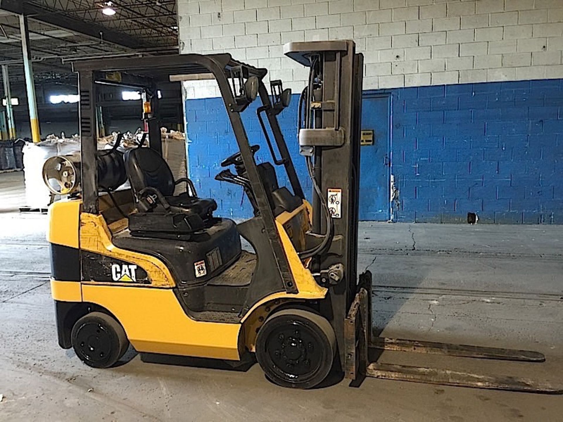 CATERPILLAR (C5000) FORKLIFT - 5,000 LBS CAPACITY, 3 STAGE, LPG WITH SIDE SHIFT