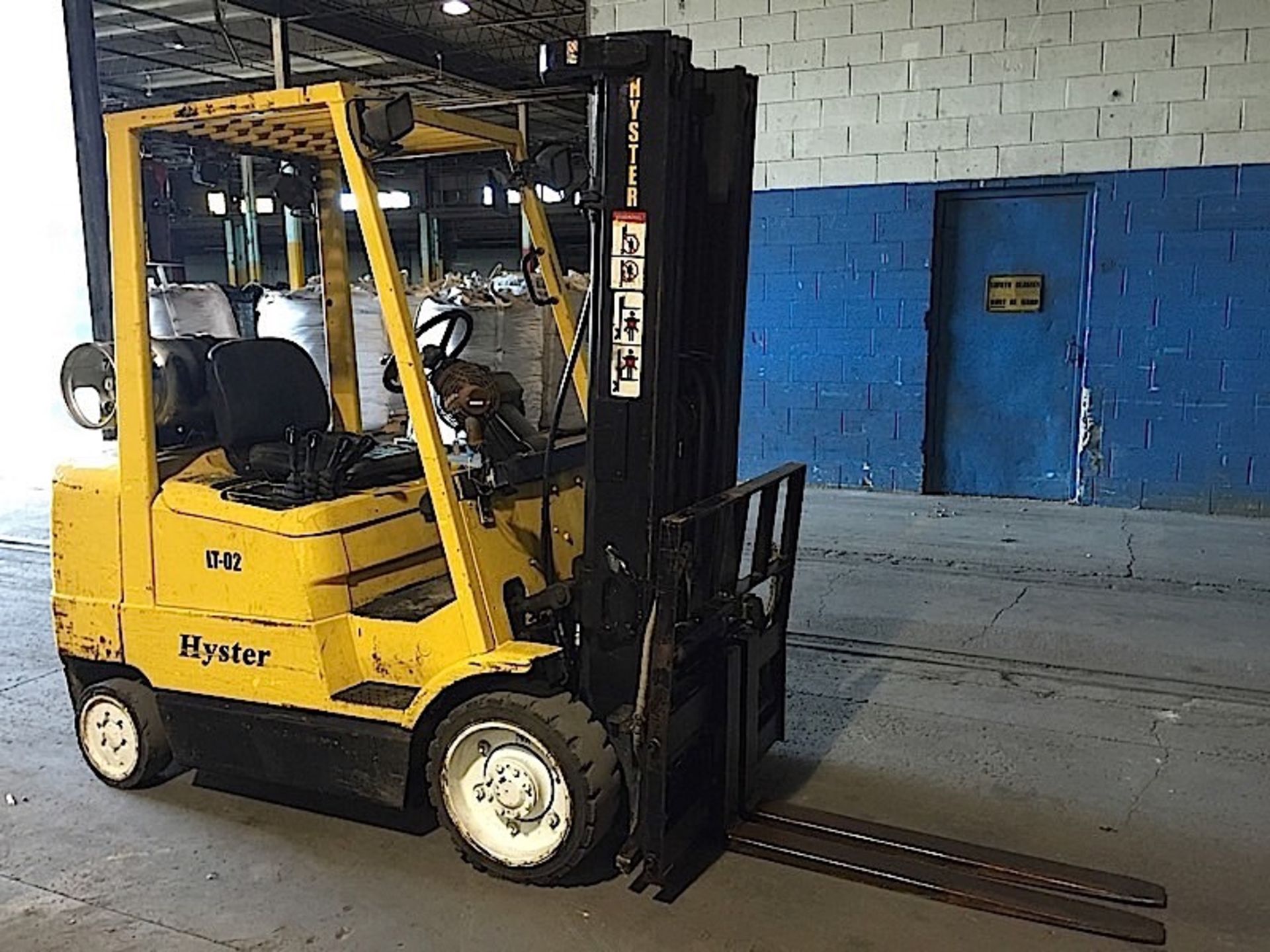 HYSTER (S50XM) FORKLIFT - 5,000 LBS CAPACITY, 3-STAGE, LPG WITH SIDE SHIFT