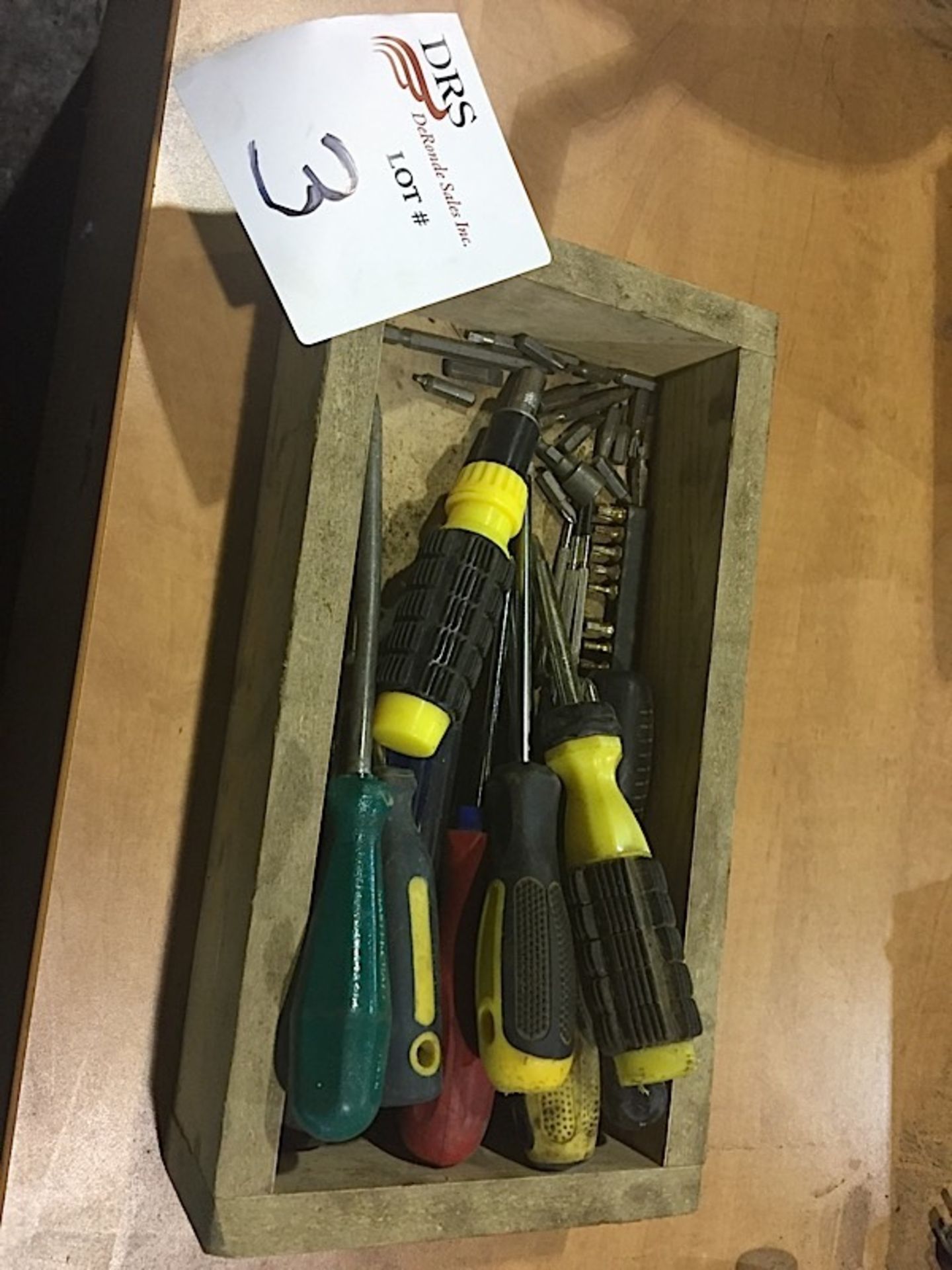 LOT OF SCREW DRIVERS