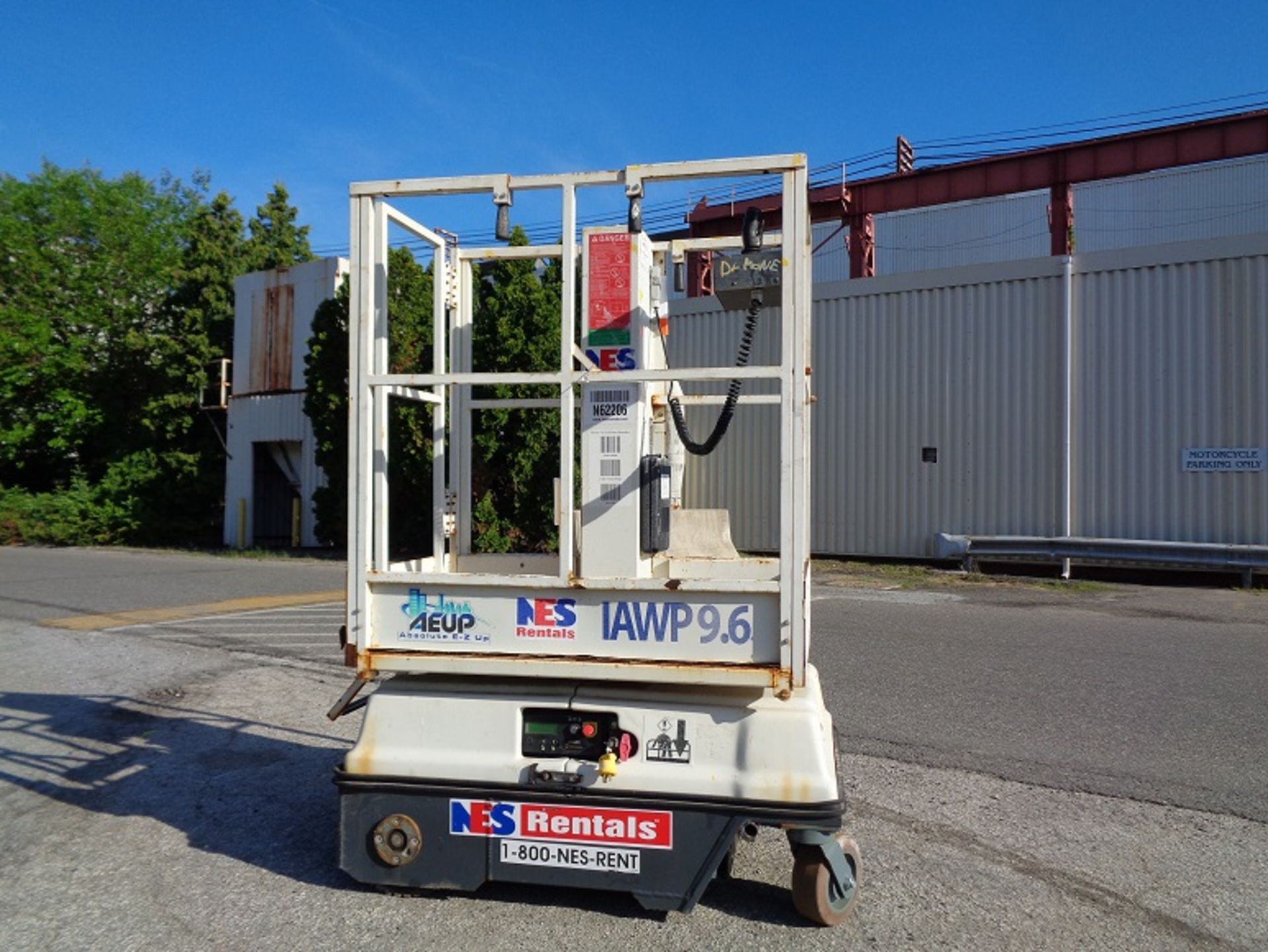 2009 AEUP IAWP9.6 Electric Personnel Lift -Only 200 hours