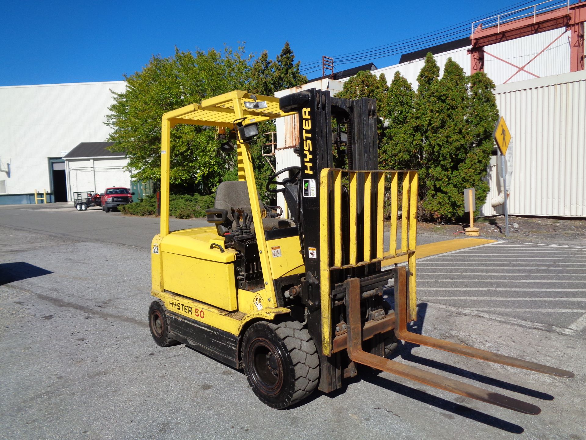 Hyster 5,000 lbs Pneumatic Electric Forklift -Triple Mast - Side Shift - Image 9 of 9