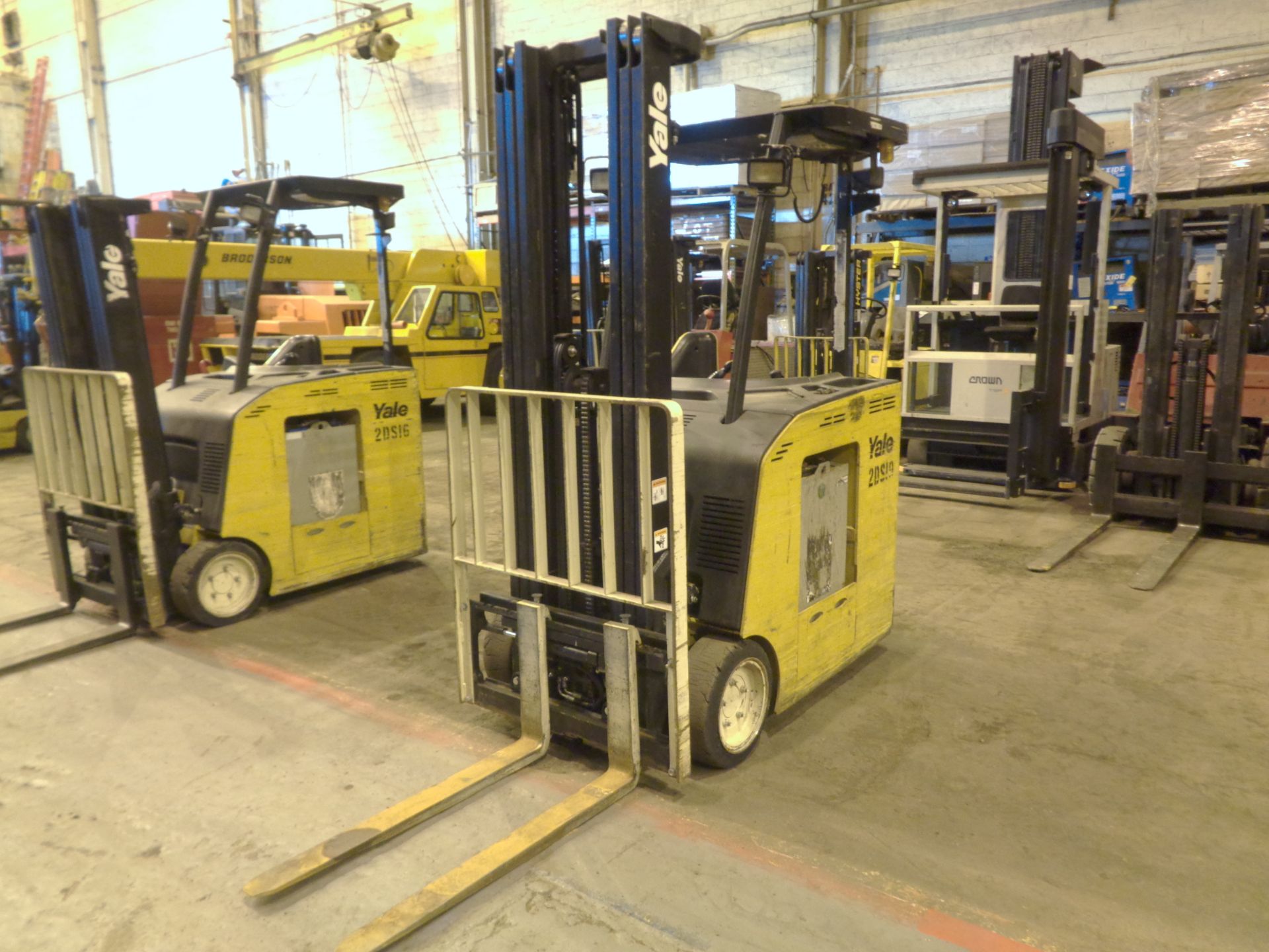 2008 Yale Electric 3,000 lbs Forklift - Triple Mast - Side Shift - Image 4 of 7