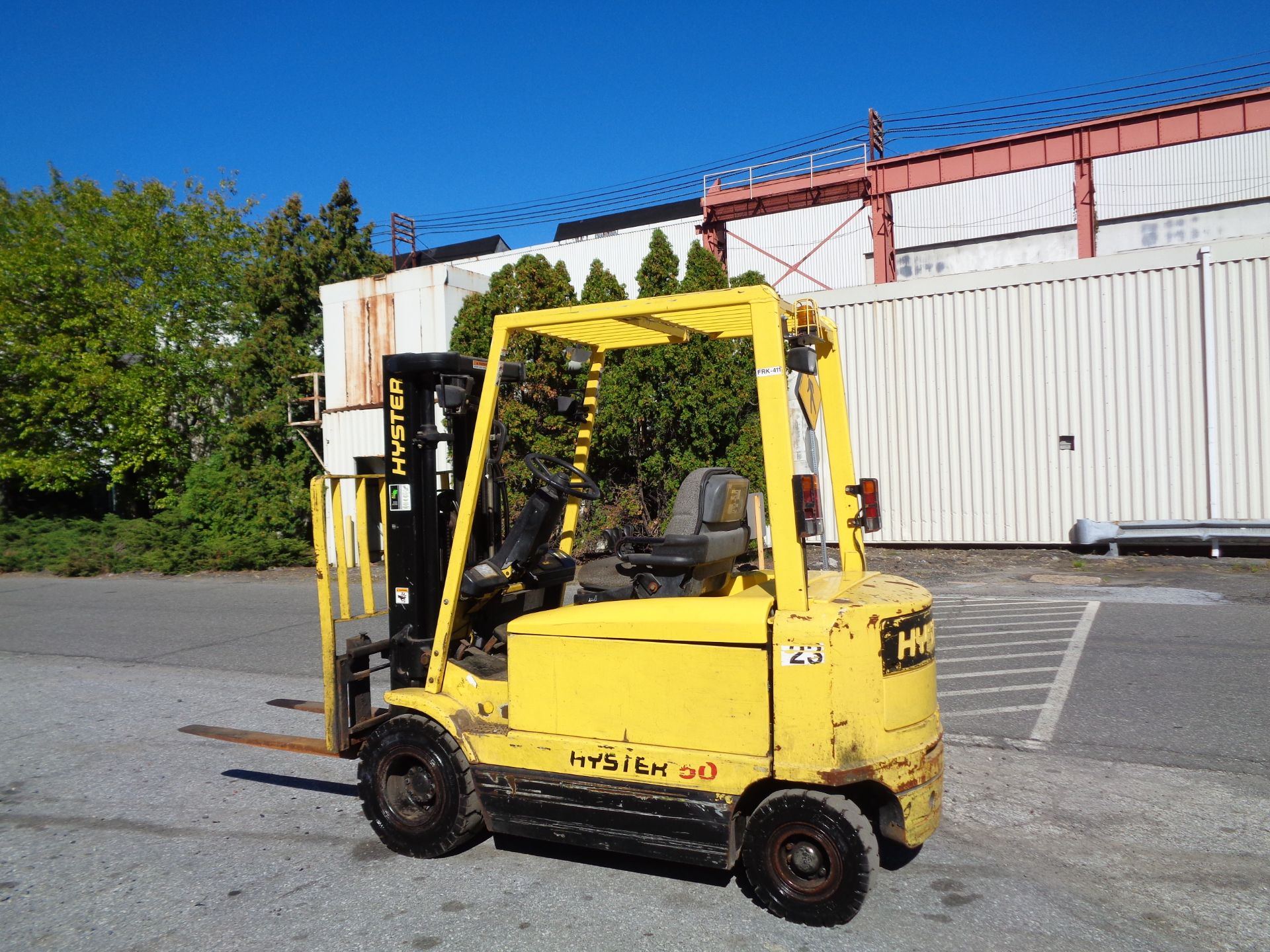 Hyster 5,000 lbs Pneumatic Electric Forklift -Triple Mast - Side Shift - Image 5 of 9