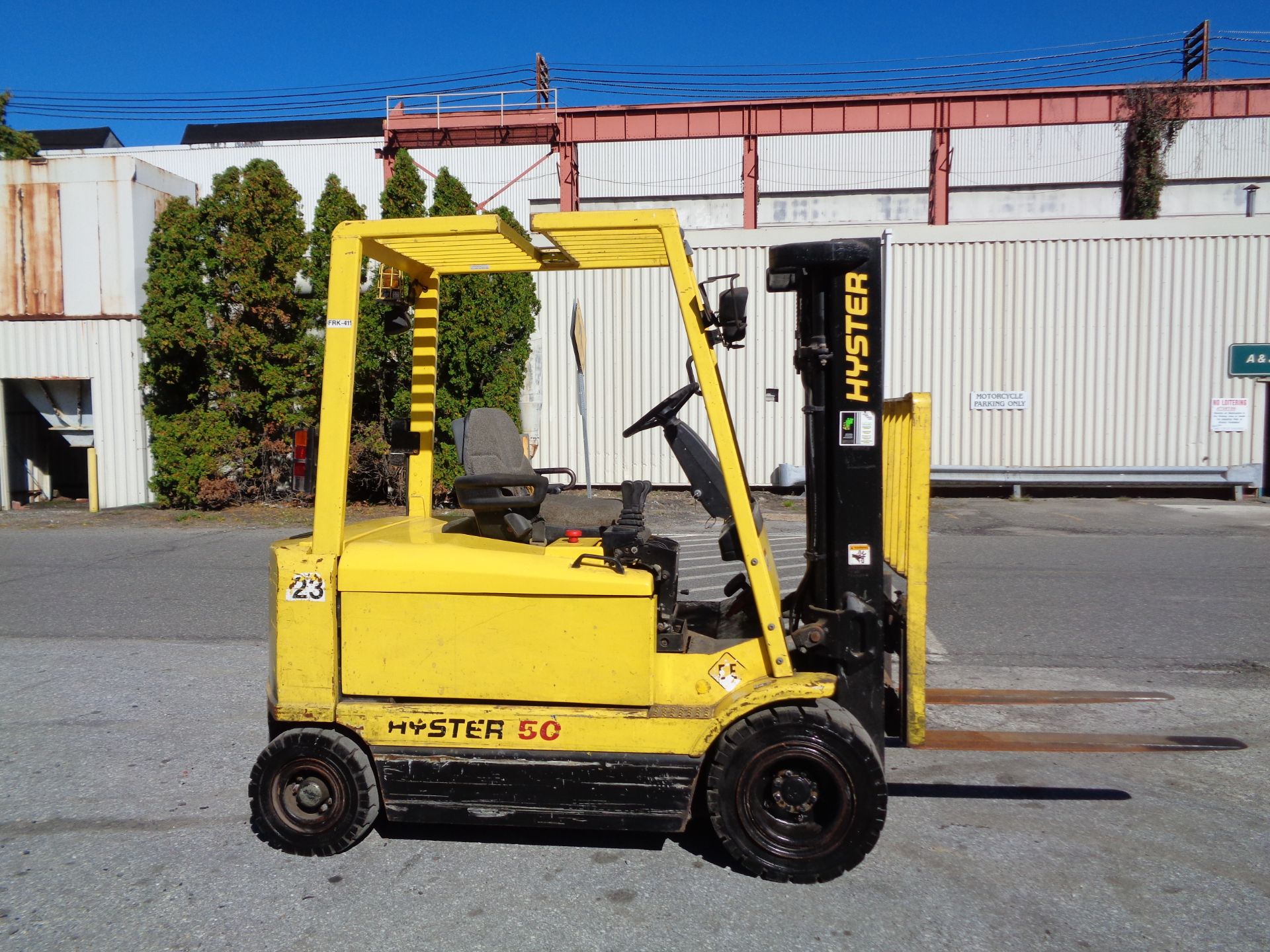 Hyster 5,000 lbs Pneumatic Electric Forklift -Triple Mast - Side Shift - Image 7 of 9