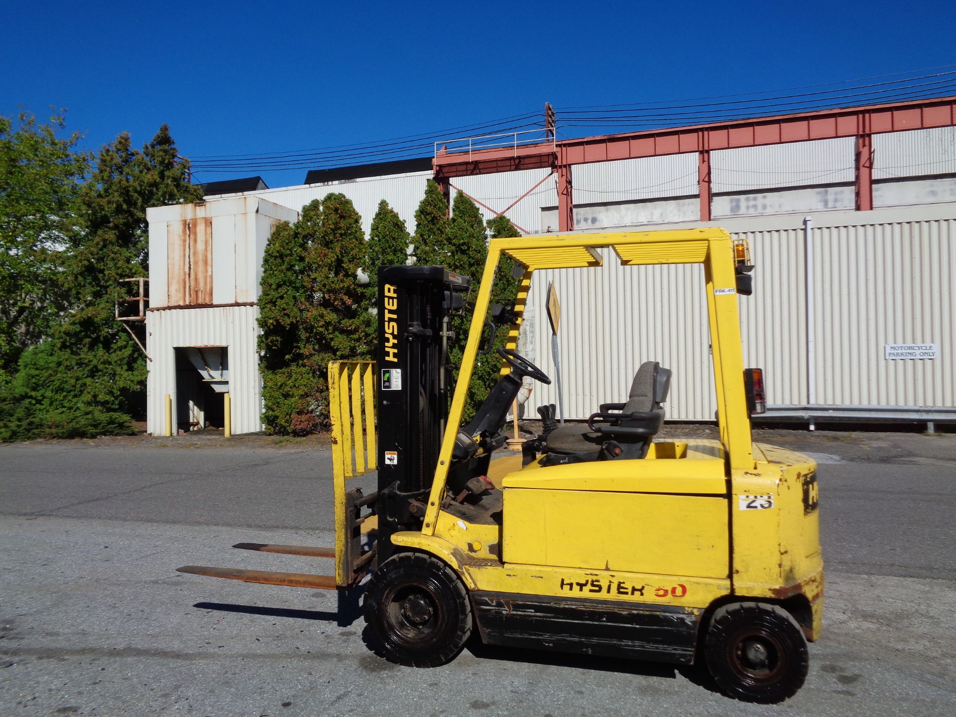 Hyster 5,000 lbs Pneumatic Electric Forklift -Triple Mast - Side Shift - Image 4 of 9