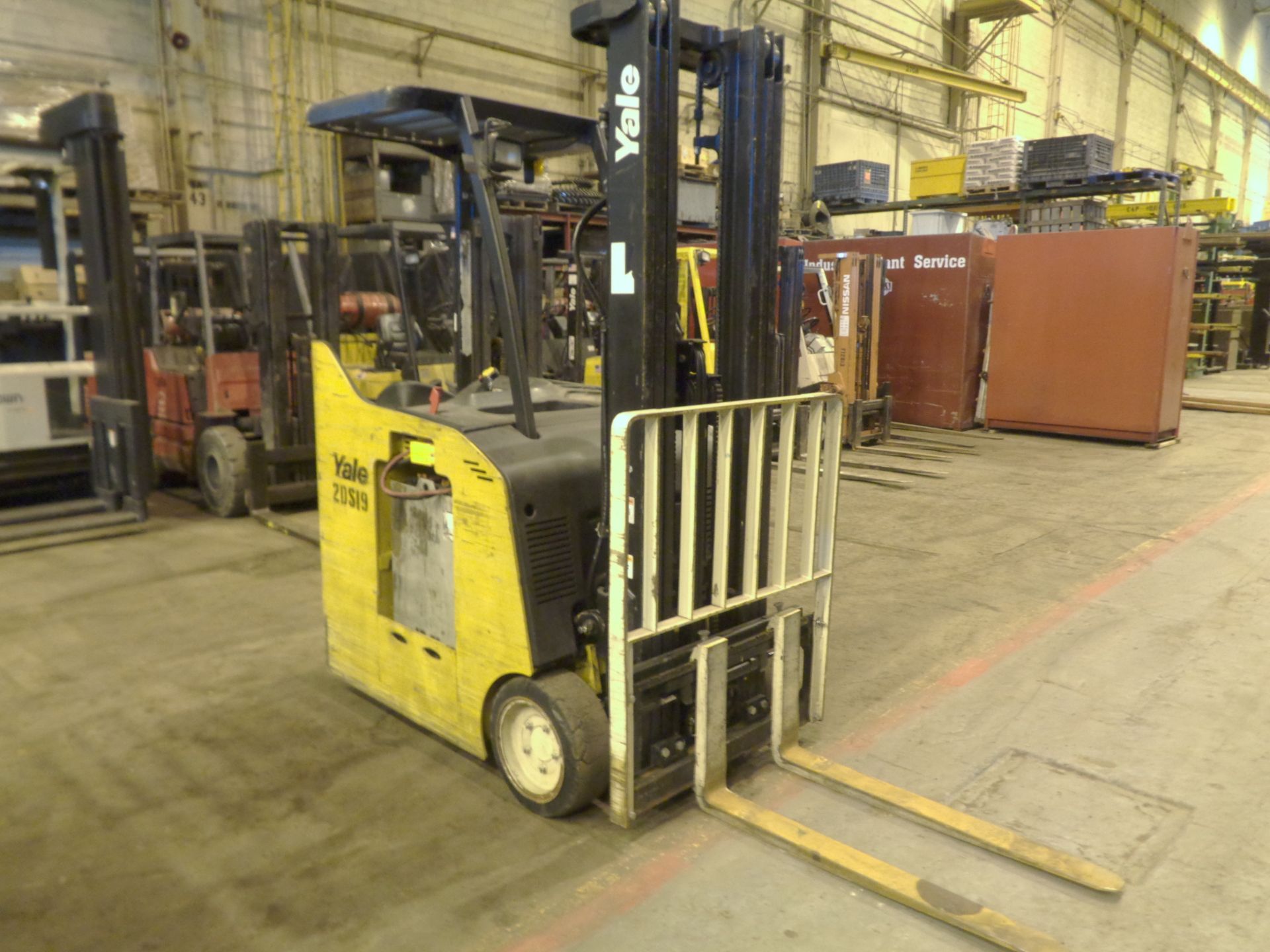 2008 Yale Electric 3,000 lbs Forklift - Triple Mast - Side Shift - Image 2 of 7