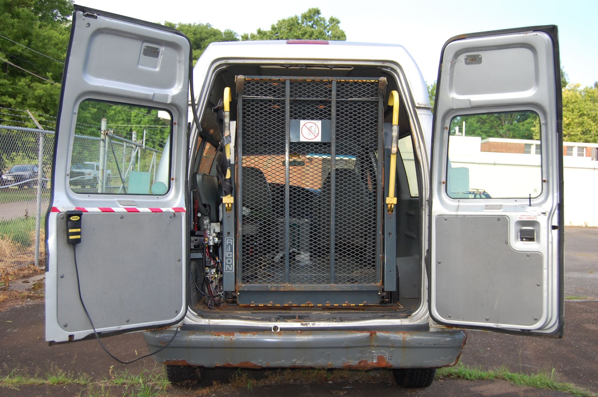 2006 Ford F-250 Medical Conversion Van w/electric wheelchair lift, 4.6L V-8 engine, Automatic, - Image 4 of 6