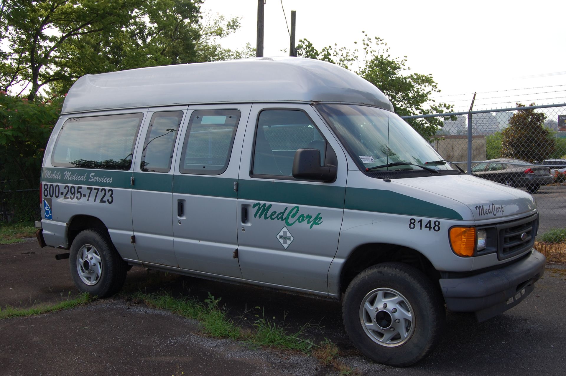 2006 Ford F-250 Medical Conversion Van w/electric wheelchair lift, 4.6L V-8 engine, Automatic,