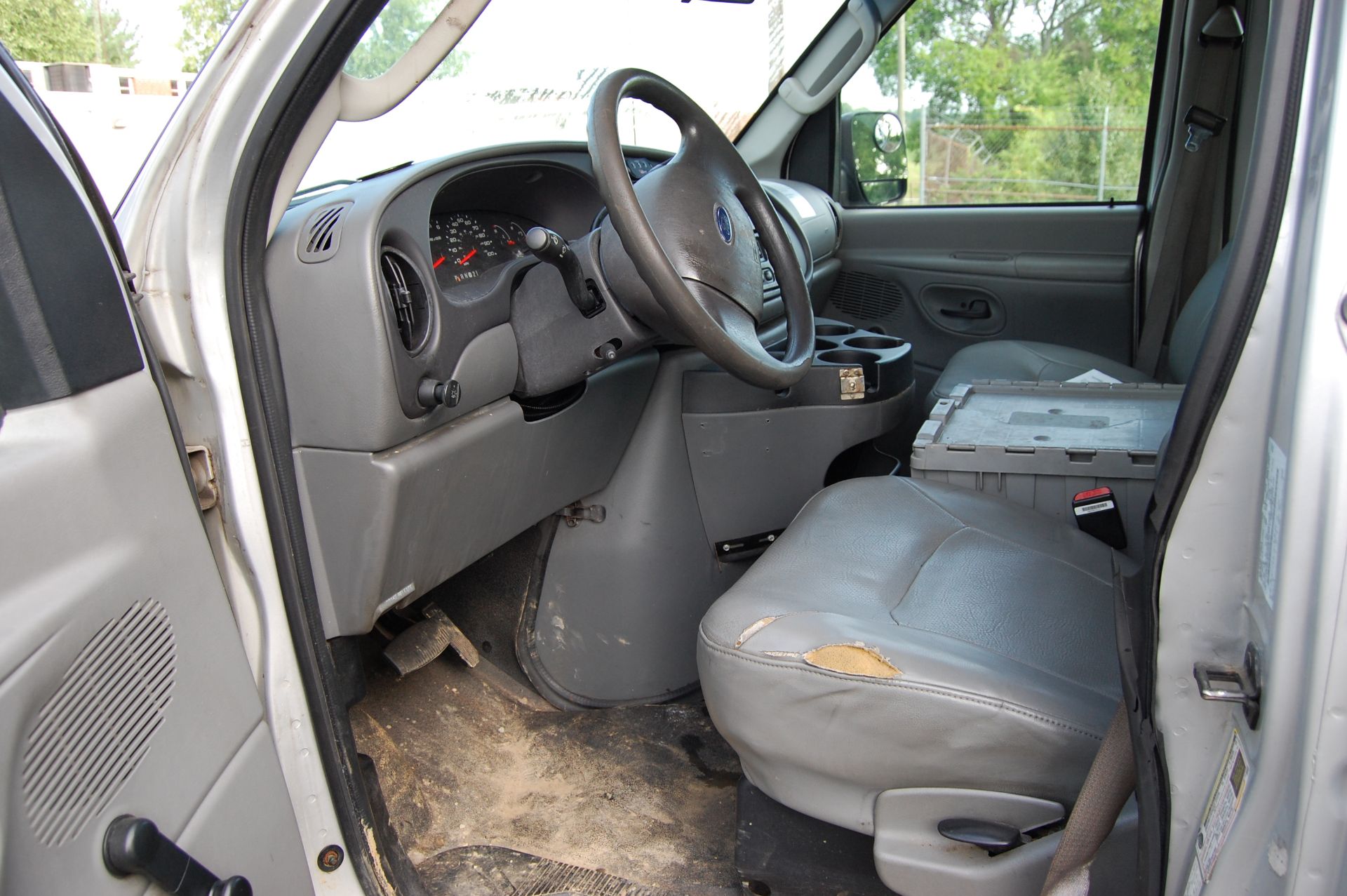 2006 Ford F-250 Medical Conversion Van w/electric wheelchair lift, 4.6L V-8 engine, Automatic, - Image 3 of 6