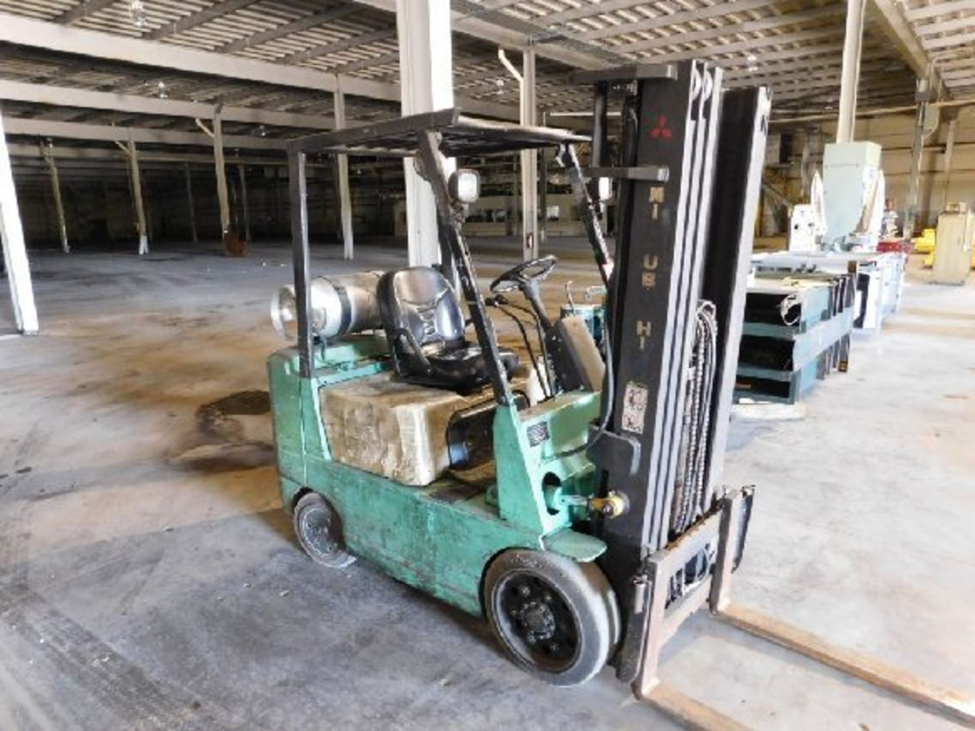 Mitsubishi FGC25 Forklift, 5,000lb. 139" Lift Height, LP Gas, 3 Stage Mast, solid tires - THIS - Image 2 of 3