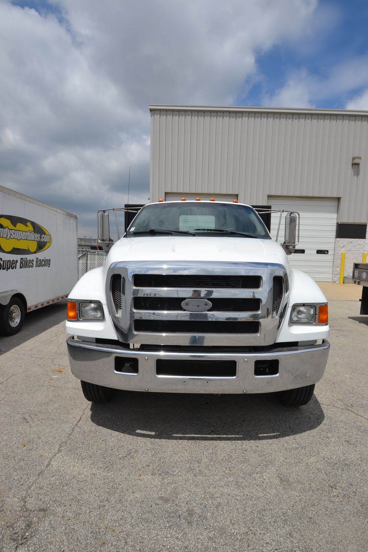 STAKE BED TRUCK, FORD, F-750 XLT, VIN# 3FRWF75N54V660461, 2004, DIESEL, 156,678 MILES, AUTO TRANS, - Image 3 of 5