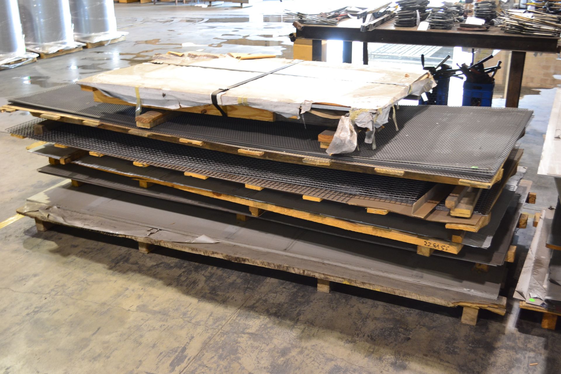 SKID OF STEEL SHEET MESH AND GRID, VARIOUS SIZES