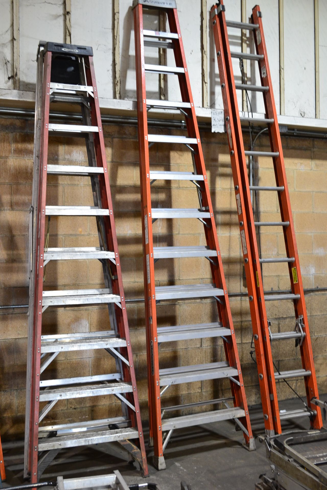 STEP LADDER, FIBERGLASS, 12'