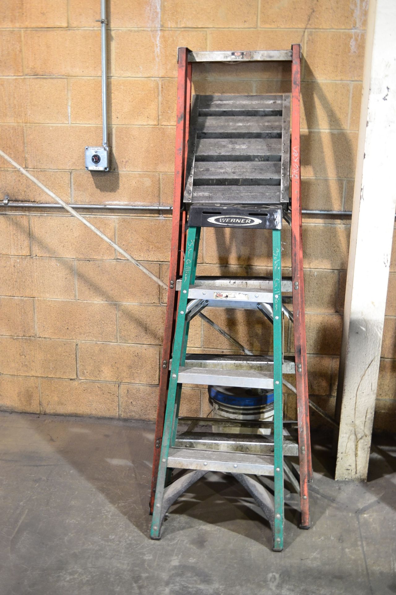 LOT OF (2) STEP LADDERS, (1) 6', (1) 4', FIBERGLASS