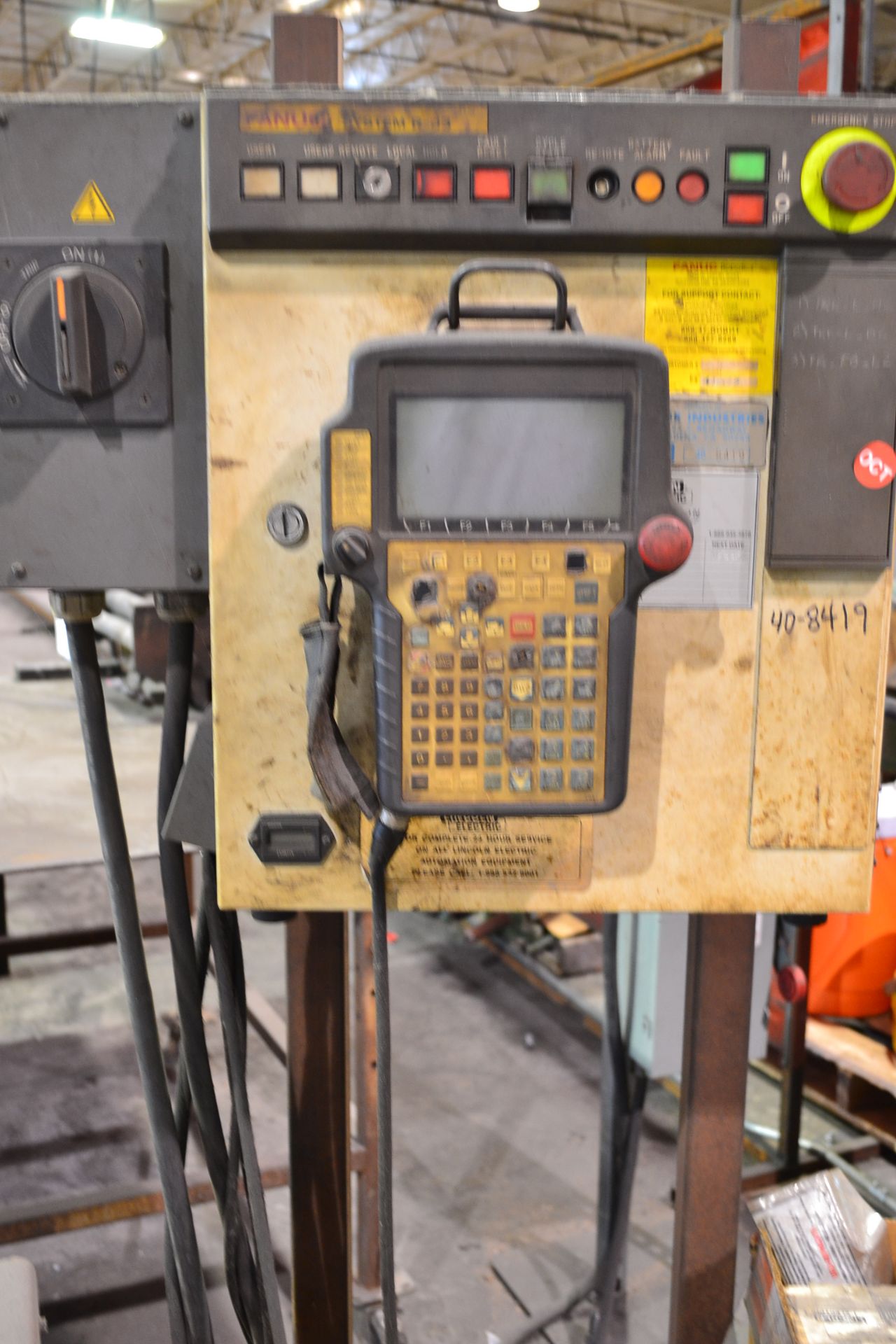 ROBOTIC WELDER, FANUC, MDL ARCMATE 100i, WITH SYSTEM R-J3 CONTROLLER, WITH LINCOLN POWERWAVE 450 - Image 3 of 4