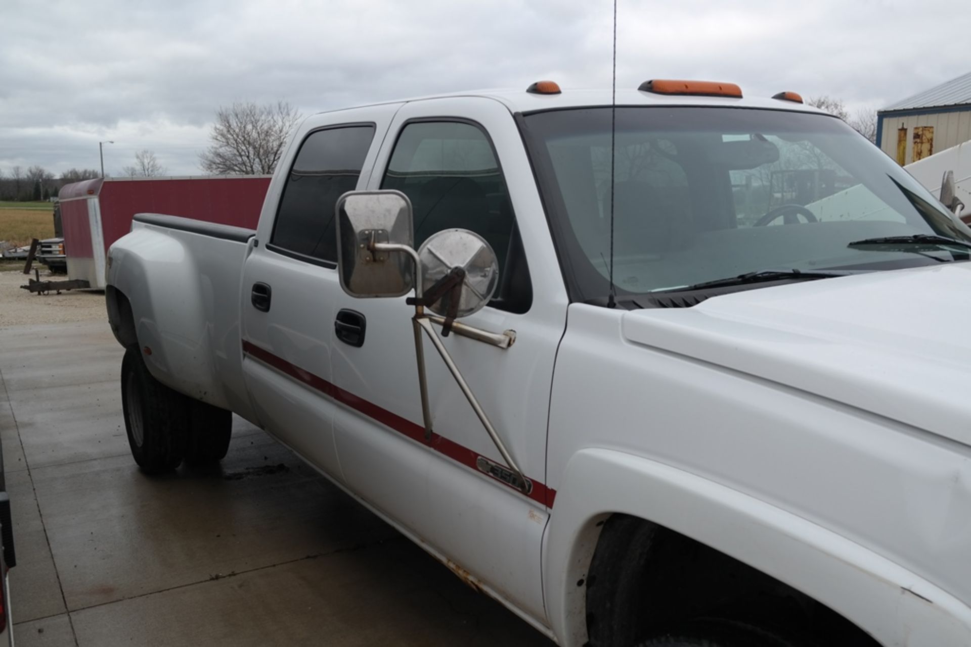 2003 CHEVROLET 3500 LS DUALLY CREW CAB PICK-UP TRUCK: VIN# 1GCHC39N4RE283416; 8.1 LITRE GAS - Image 2 of 6