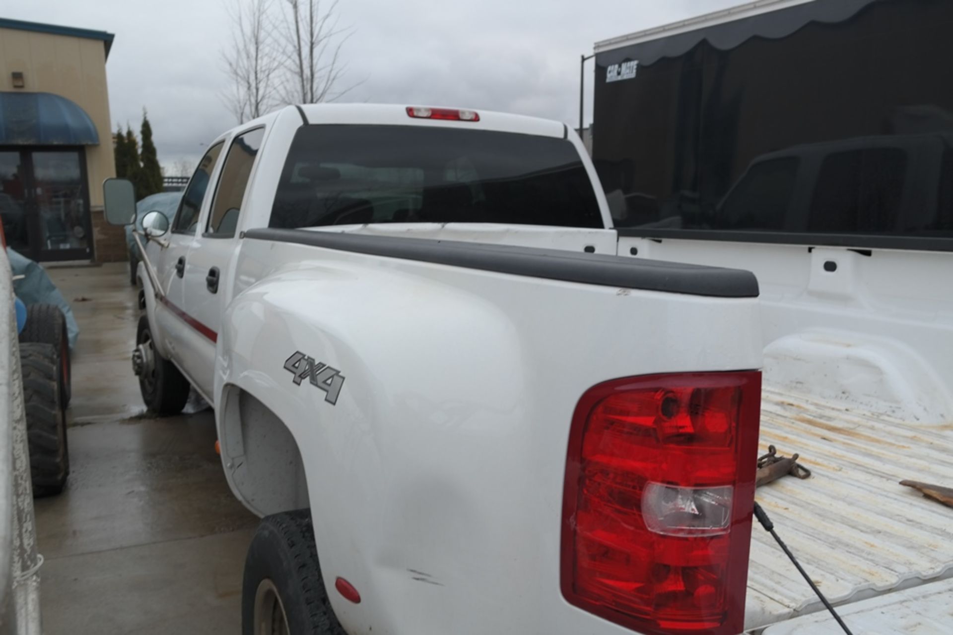 2003 CHEVROLET 3500 LS DUALLY CREW CAB PICK-UP TRUCK: VIN# 1GCHC39N4RE283416; 8.1 LITRE GAS - Image 6 of 6