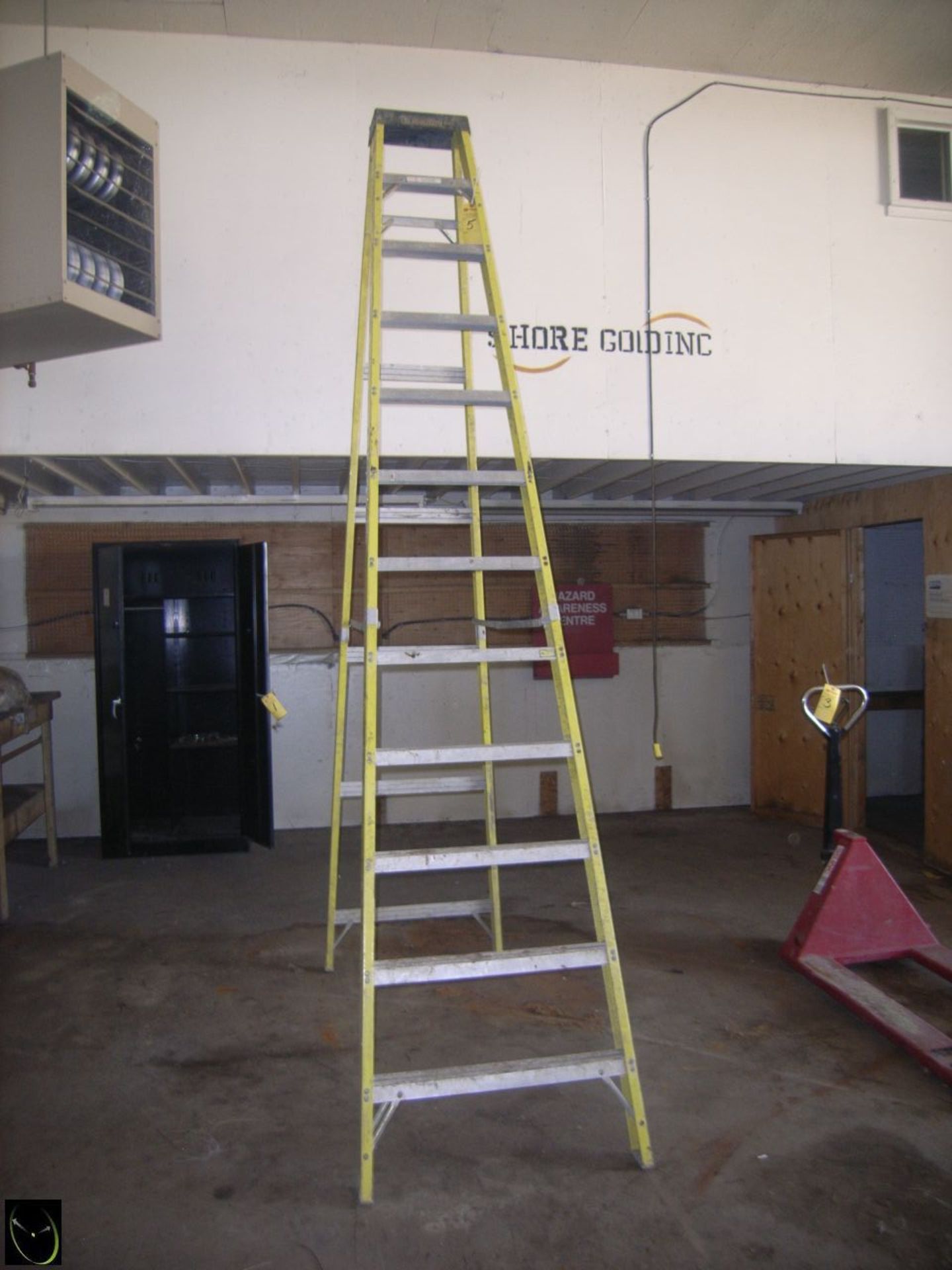 Featherlite 15 Ft. Step Ladder - Image 2 of 4