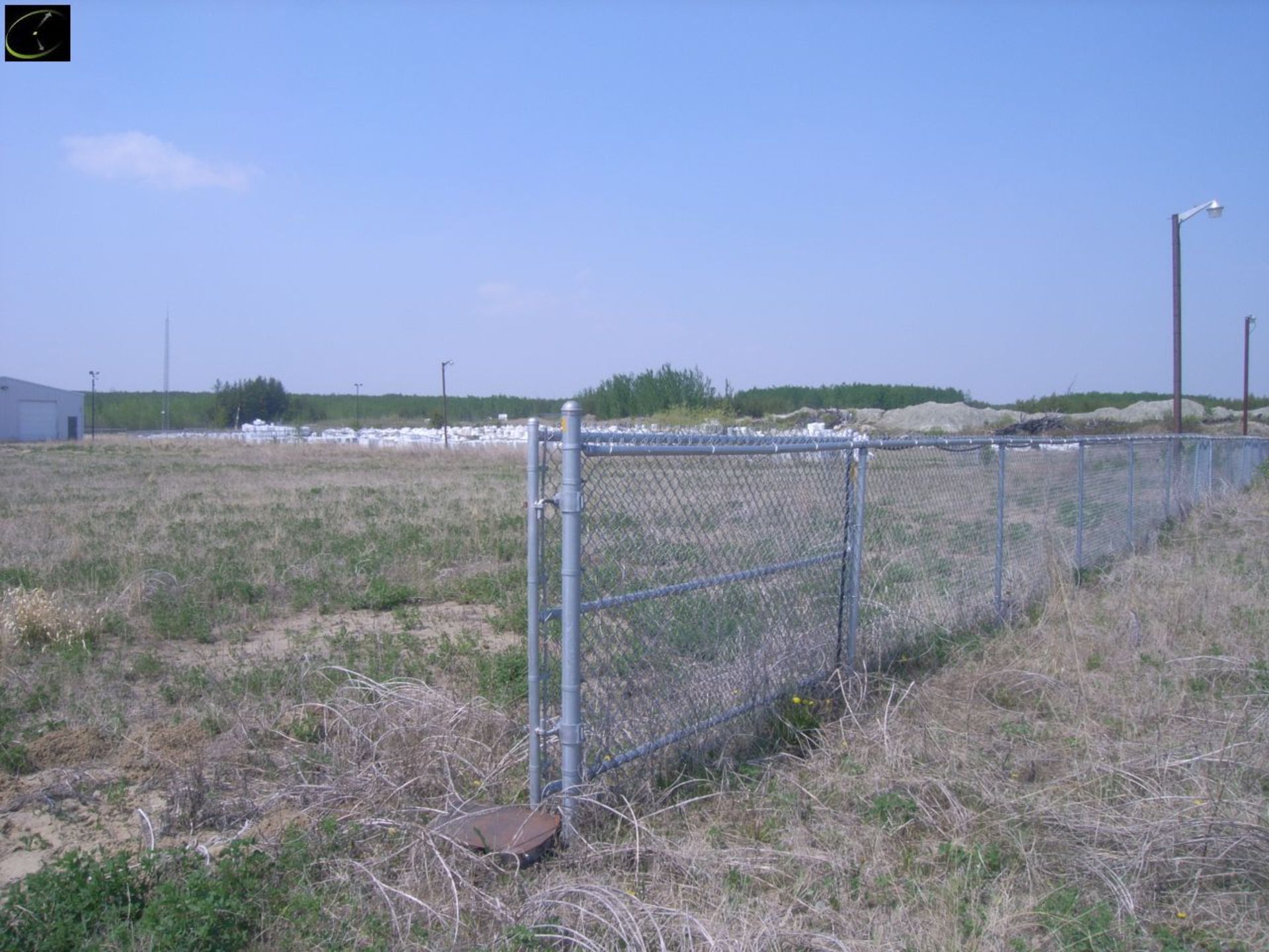 Approx. 900 Meters Of Chain Link Fencing w/ Misc. Gates. Posts Are Cemented In The Ground - Image 4 of 14