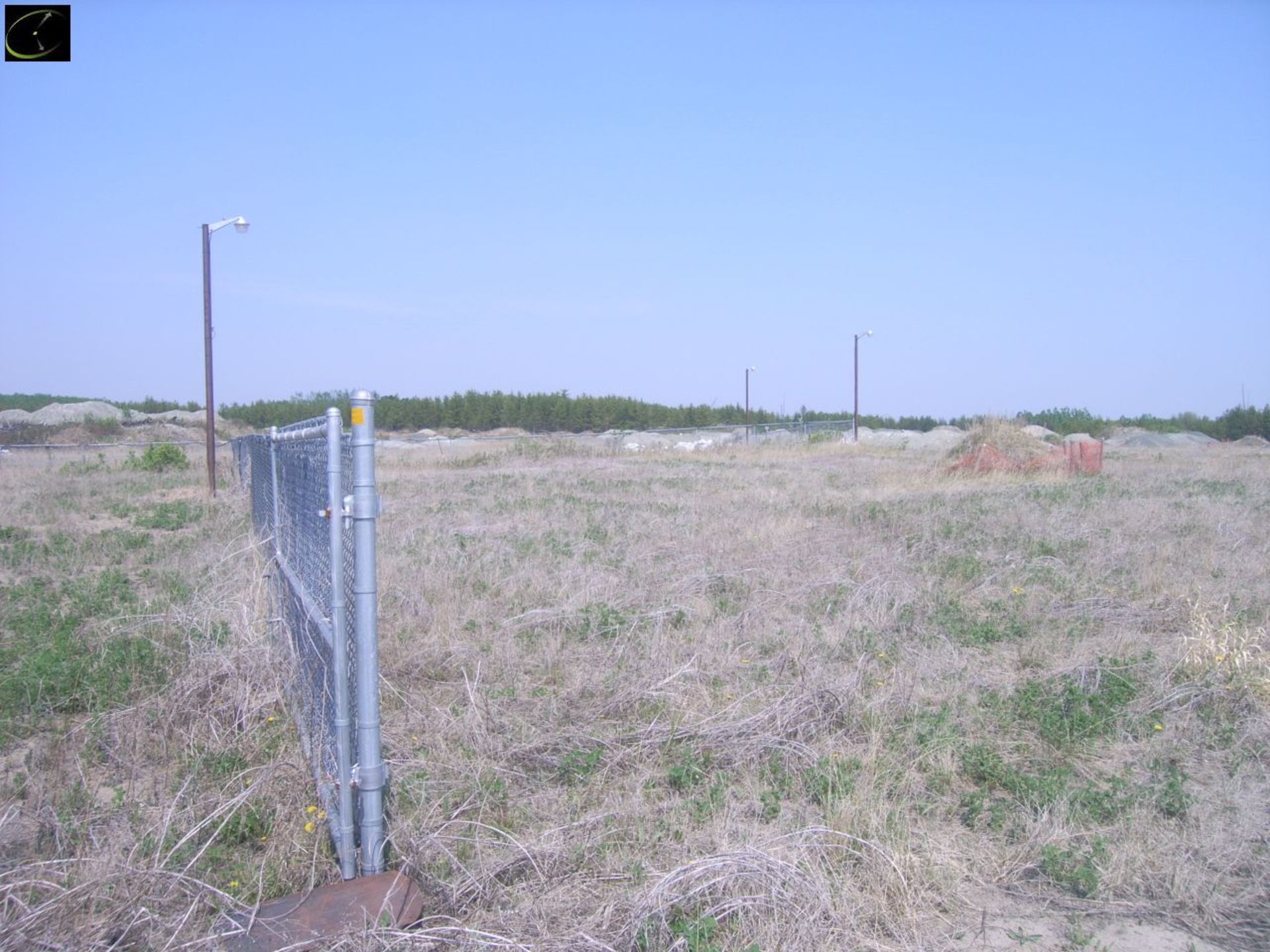 Approx. 900 Meters Of Chain Link Fencing w/ Misc. Gates. Posts Are Cemented In The Ground - Image 5 of 14