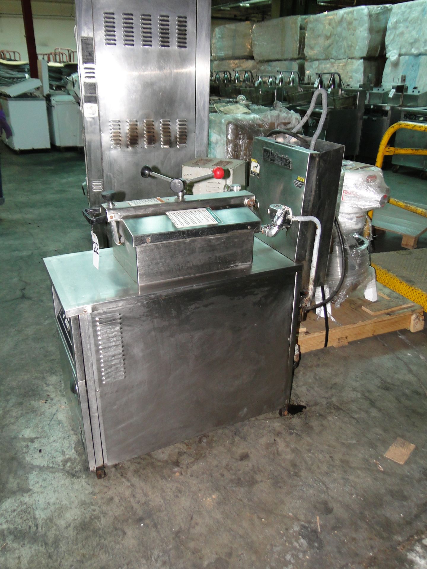 BK Industries Gas Fired Pressure Fryer, Model LGF FC, S/N: 661 - Image 4 of 6