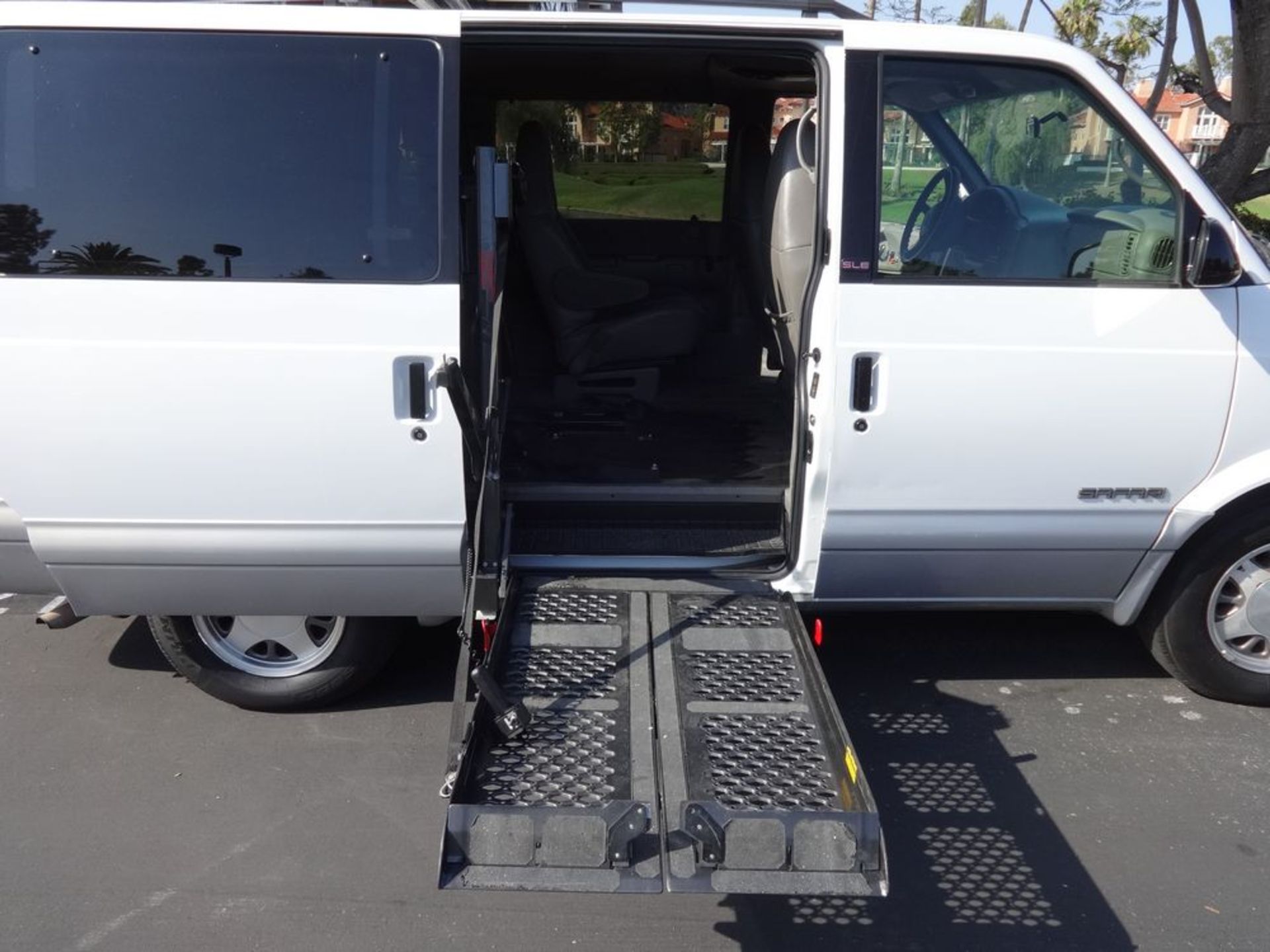 Wheelchair Van 2000 GMC Safari Van (Simular to Chevy Astro Van) Wheelchair Accessible, Braun Wheel