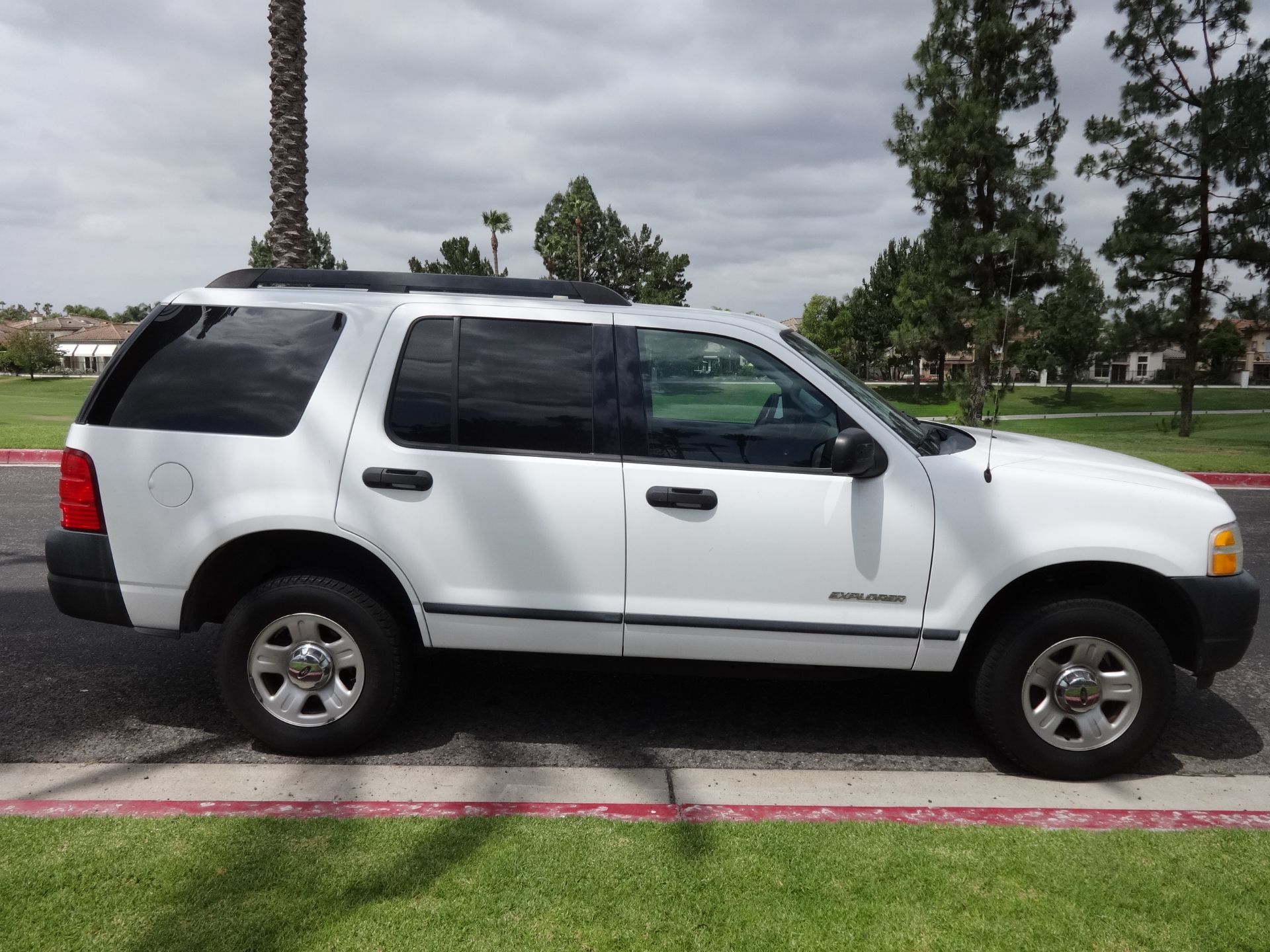 2005 Ford Explorer Advance Trac RSC, VERY GOOD CONDITION (One of Our Best) Equiped with Light Bar - Image 9 of 12