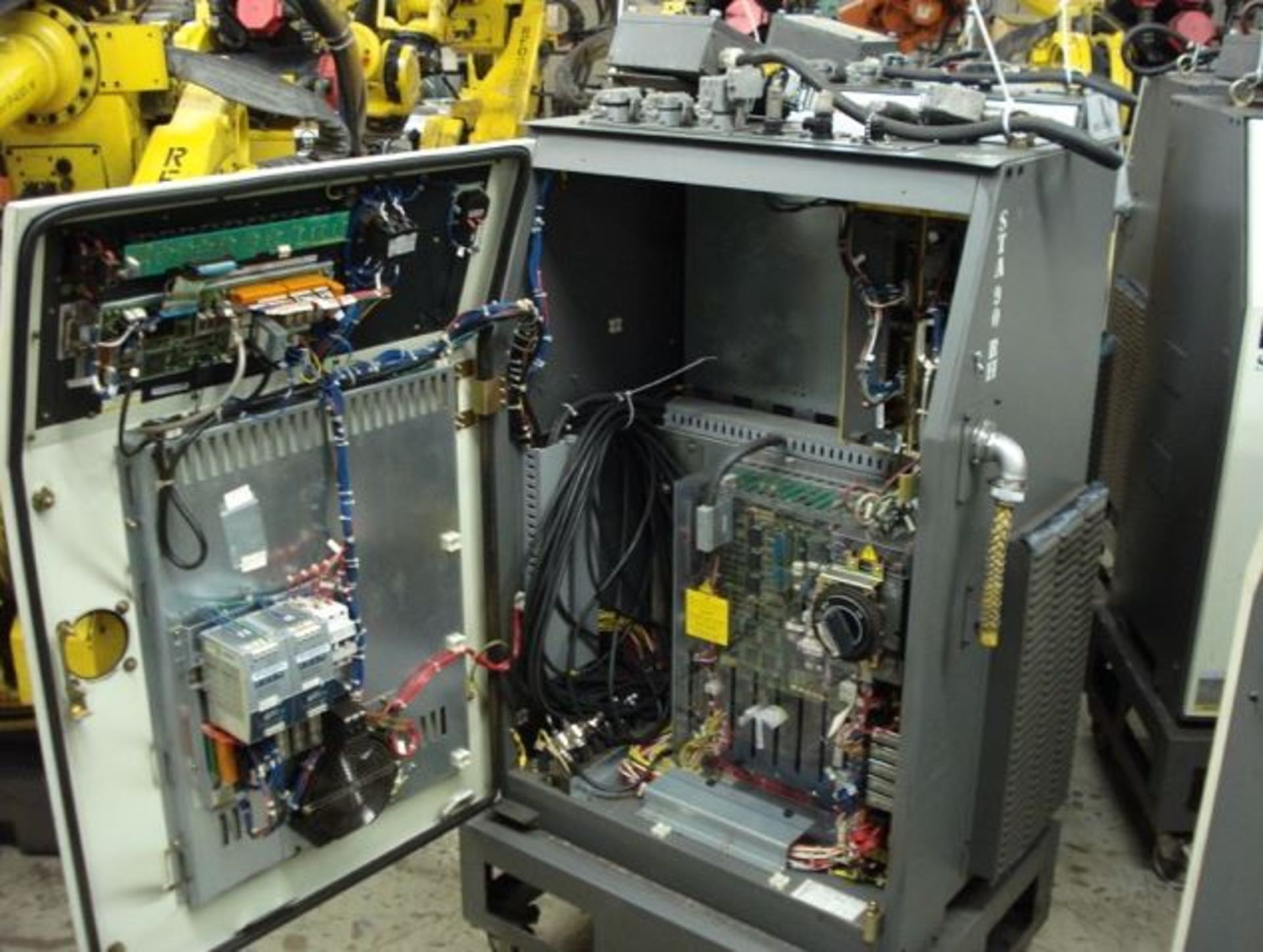 FANUC S-430iW, SN F-45490 WITH RJ3 CONTROL, CABLES & TEACH PENDANT, LOCATION MI - Image 4 of 5