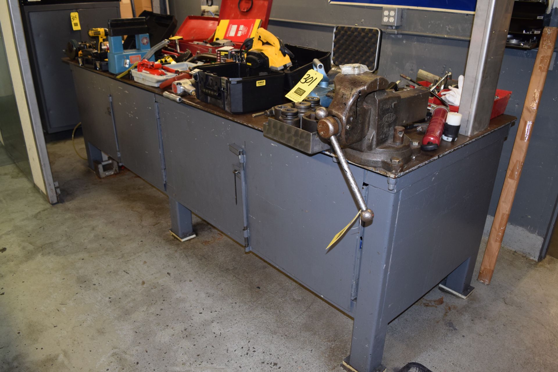 Steel Workbenches with Vise