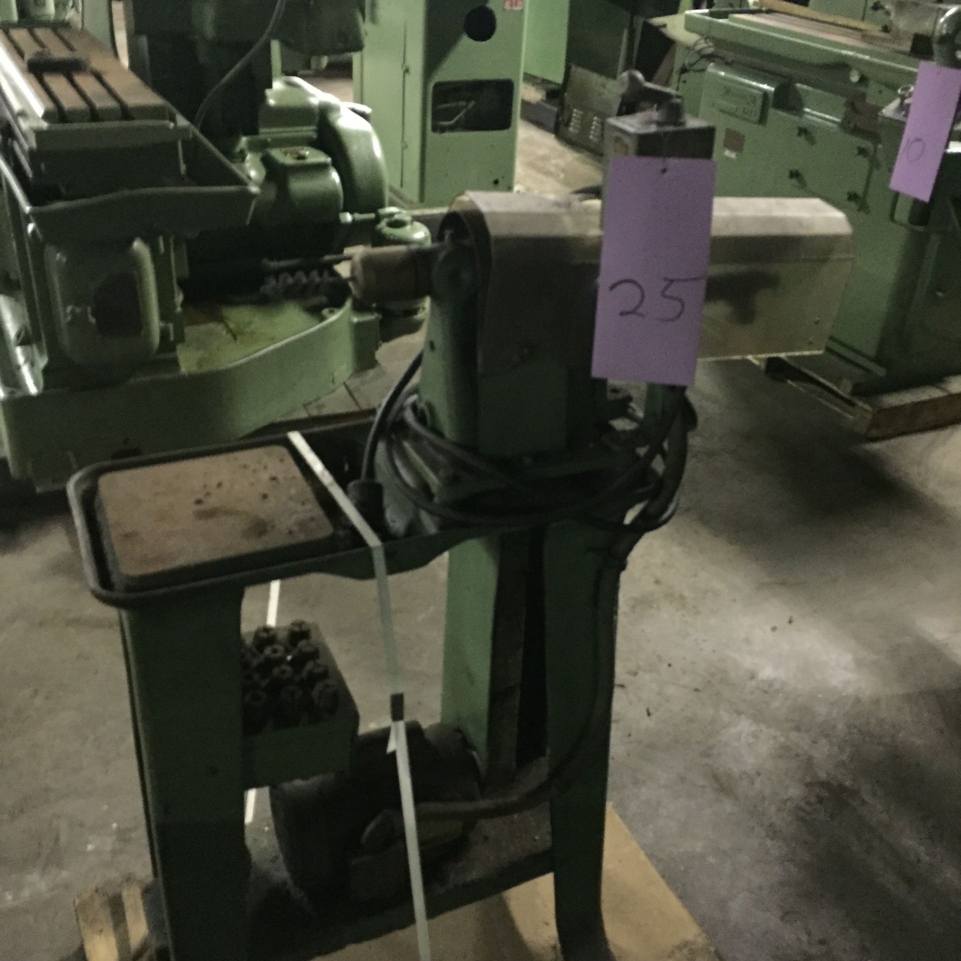 DEBURRING MACHINE WITH COLLETS