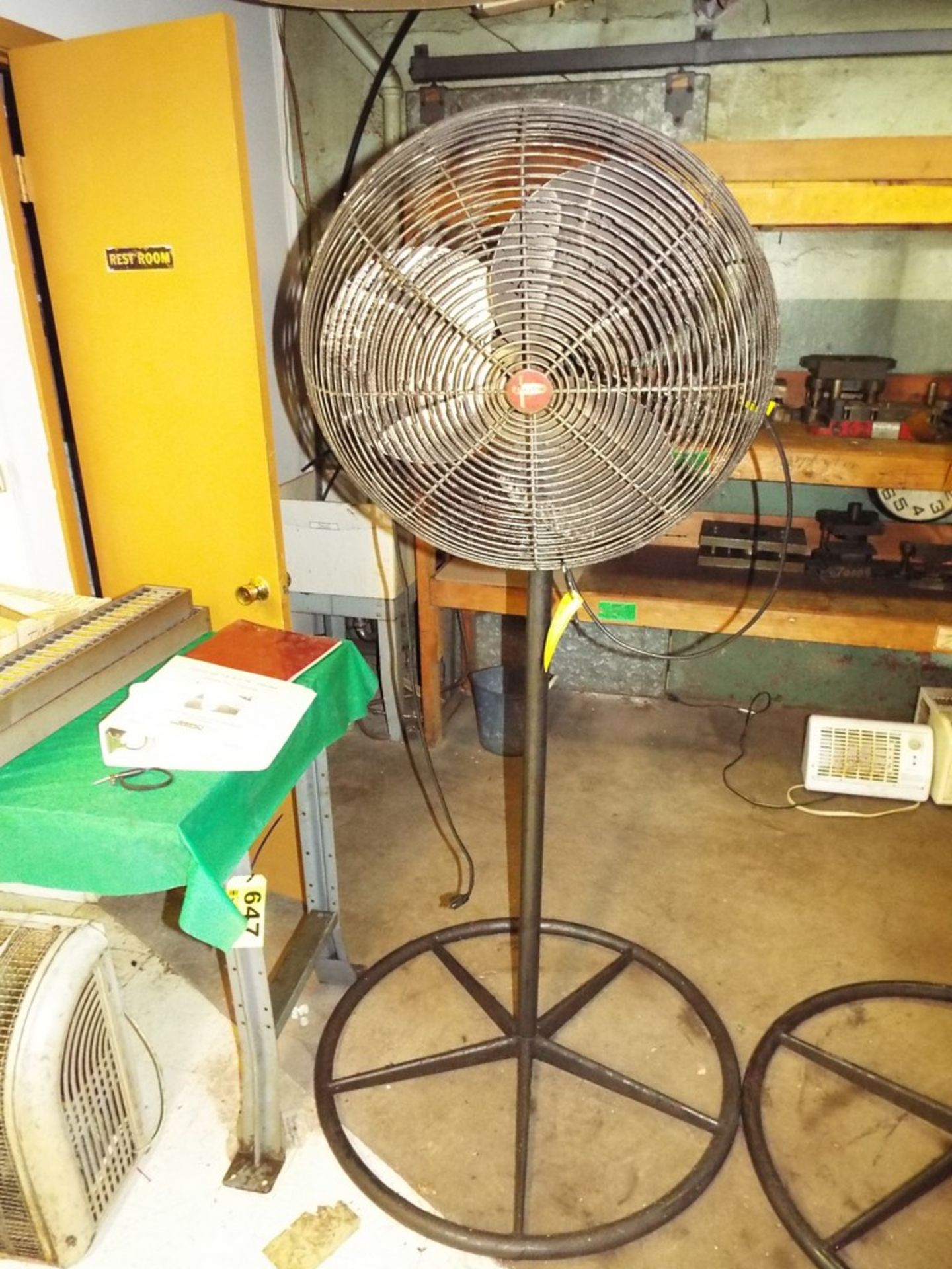 DAYTON 24" DIA. PEDESTAL FAN