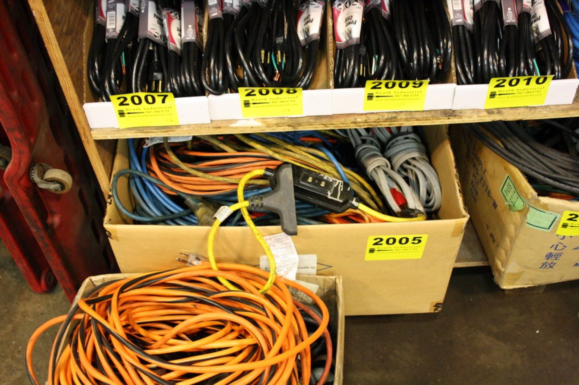 LOT ASSORTED EXTENSION CORDS AND DROP LIGHT