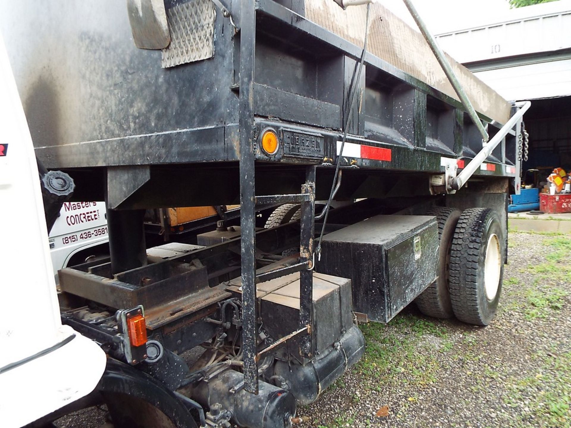 MACK MS250P MANAGER 14â€™ S/A CONTRACTORS DUMP TRUCK VIN: VG6M117B9TB201864 (1996) 6 CYL, 5 SPD, - Image 2 of 10