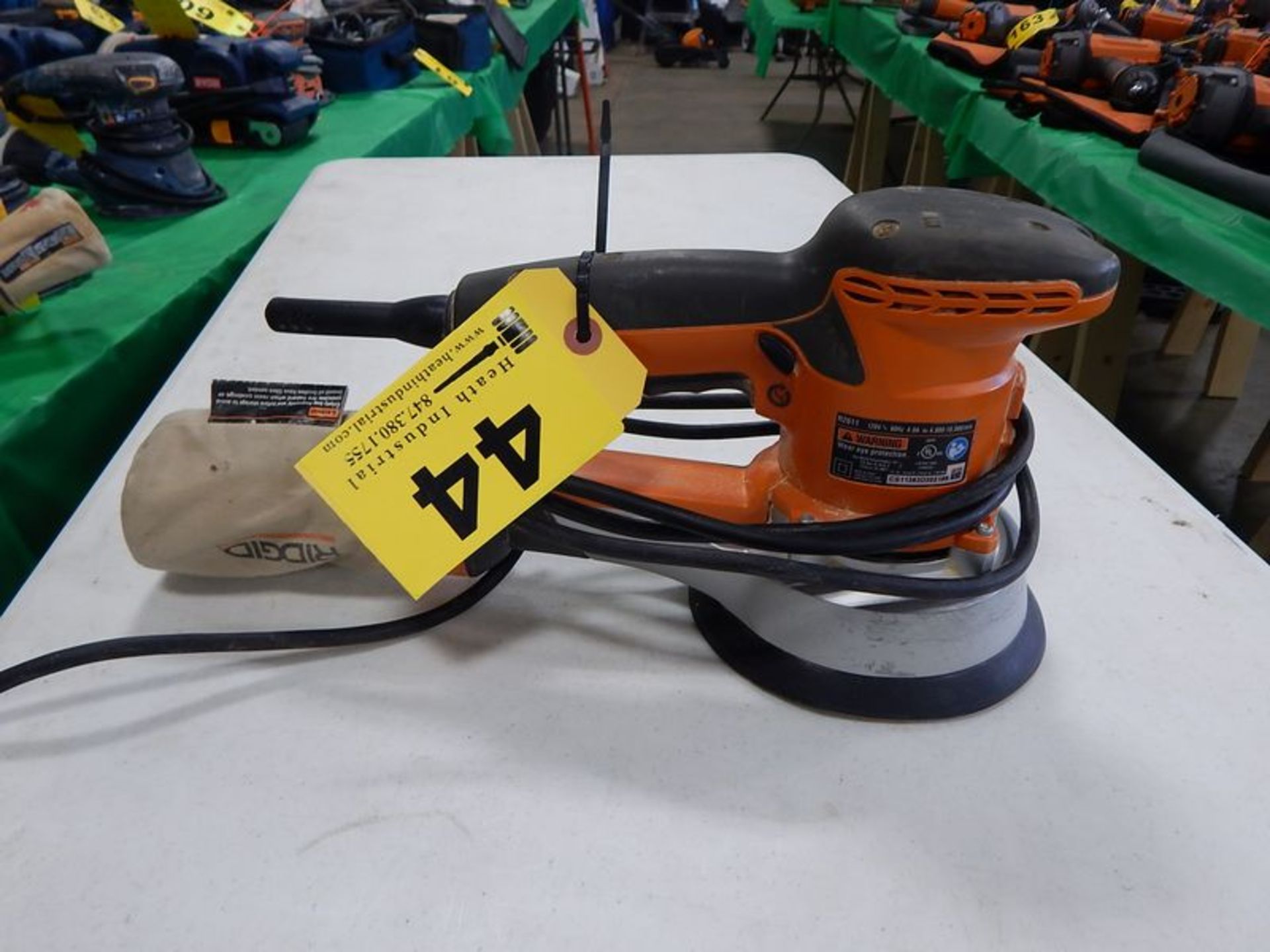 RIDGID MODEL R2611 6" RANDOM ORDITAL SANDER