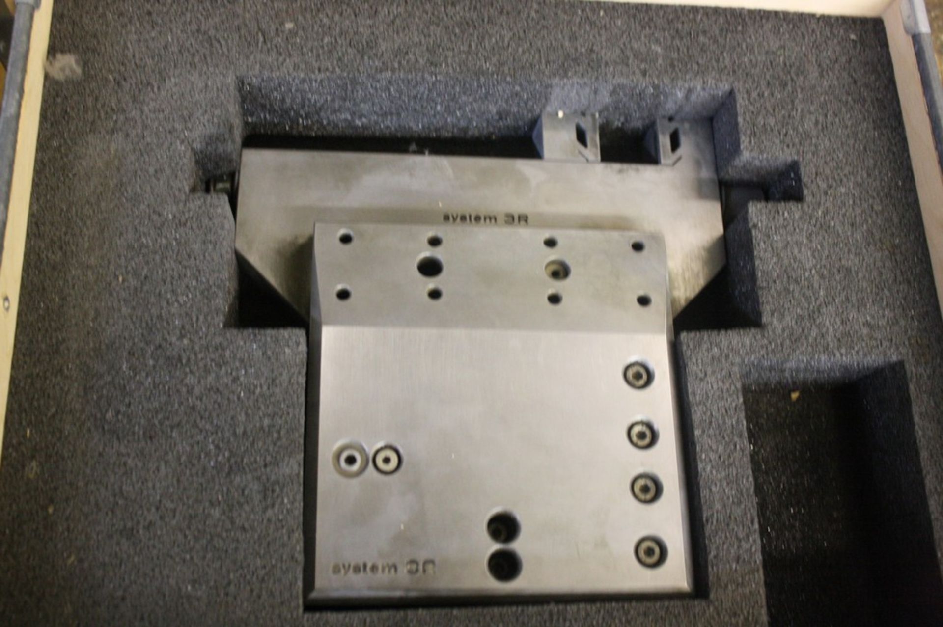 SYSTEM 3R LEVELING HEAD IN CASE - Image 2 of 2