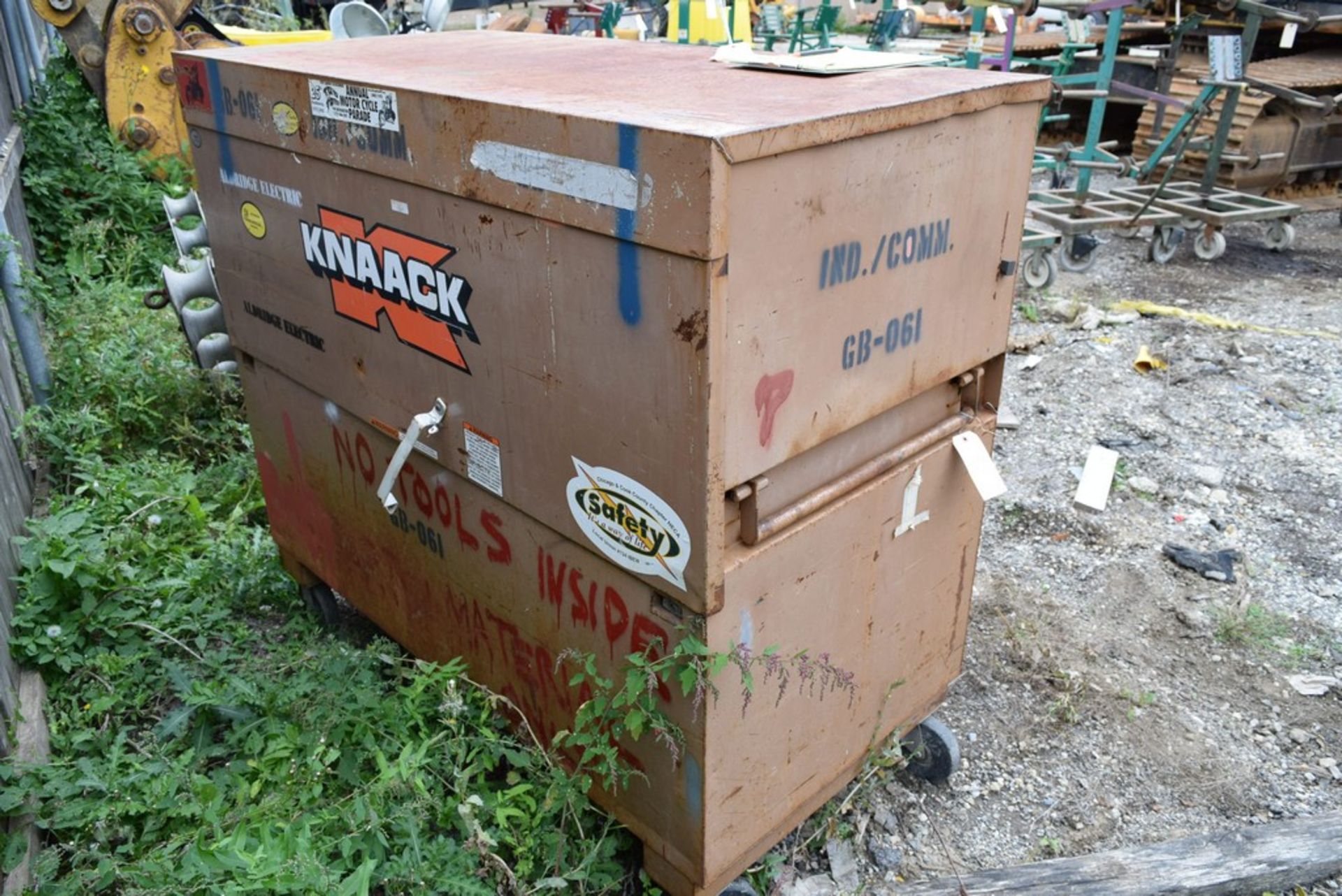 KNAACK 60" X 30" X 46" PORTABLE JOB BOX