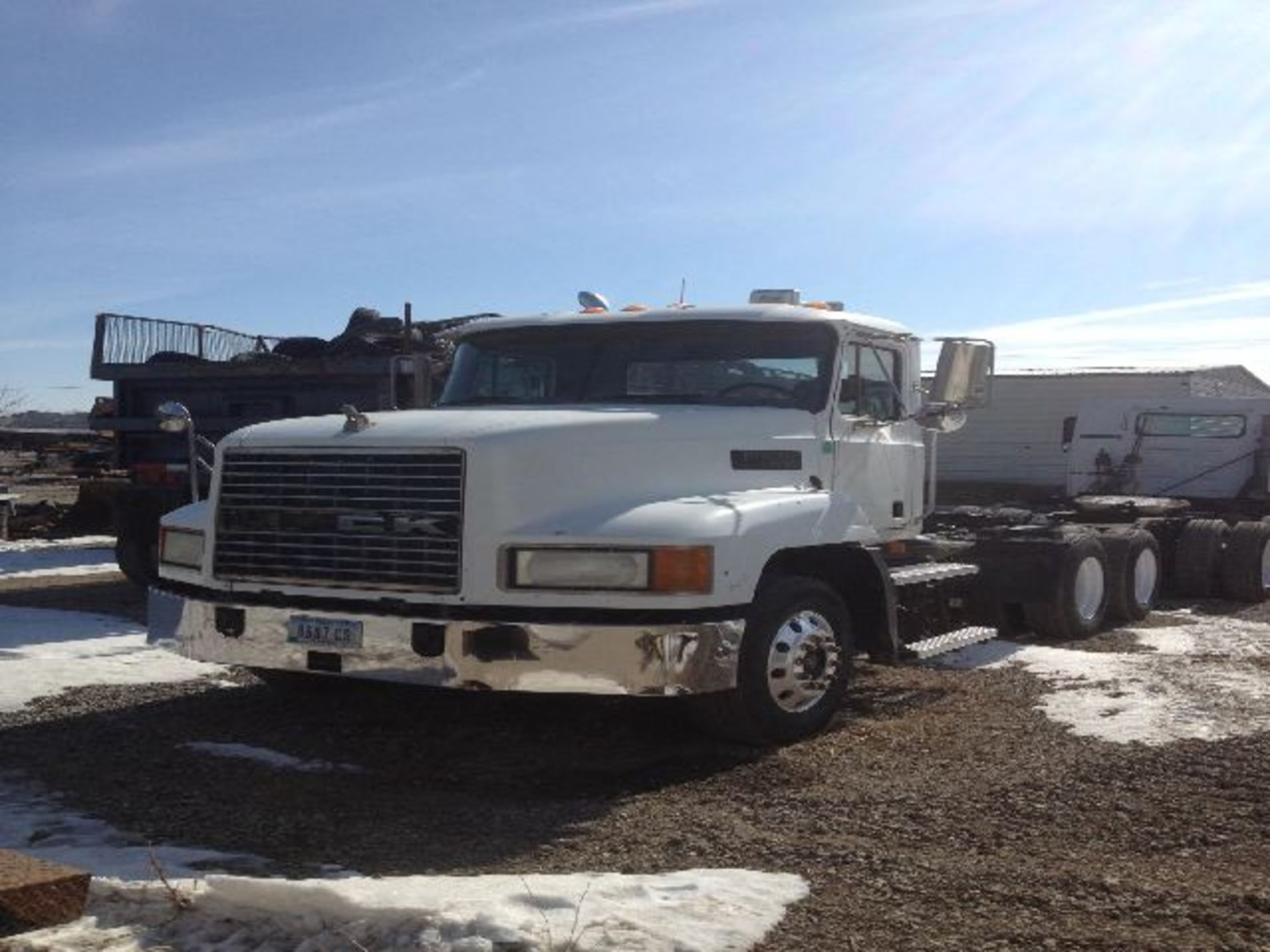 2000 Mack CH613 Maxi Cruise, E-7 Power day cab, Vin: 1M1AA13Y3IW134850, Miles, Miles 580,096 - Image 2 of 2