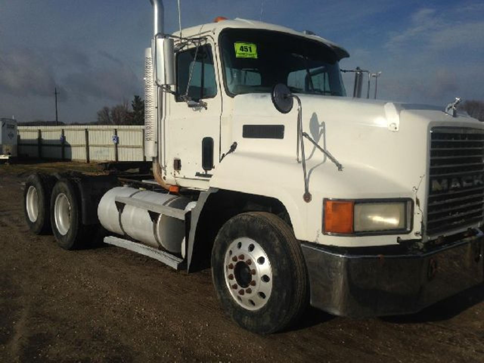 2000 Mack model CH613, Maxi Cruise day cab truck tractor, E7 powr, vin 1M1AA13Y71W134852