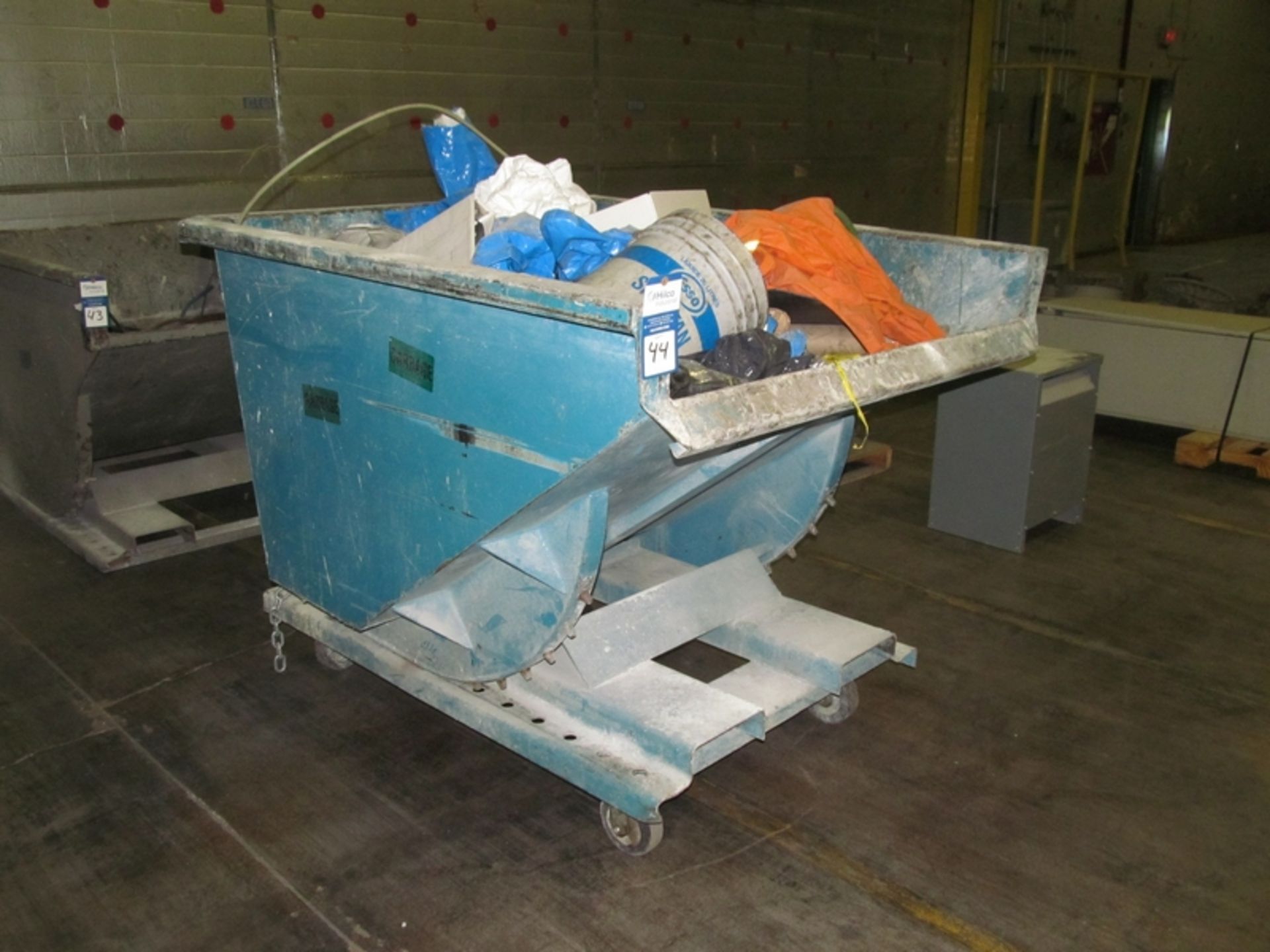 1 1/2 cu. yd. Self Dumping Hopper